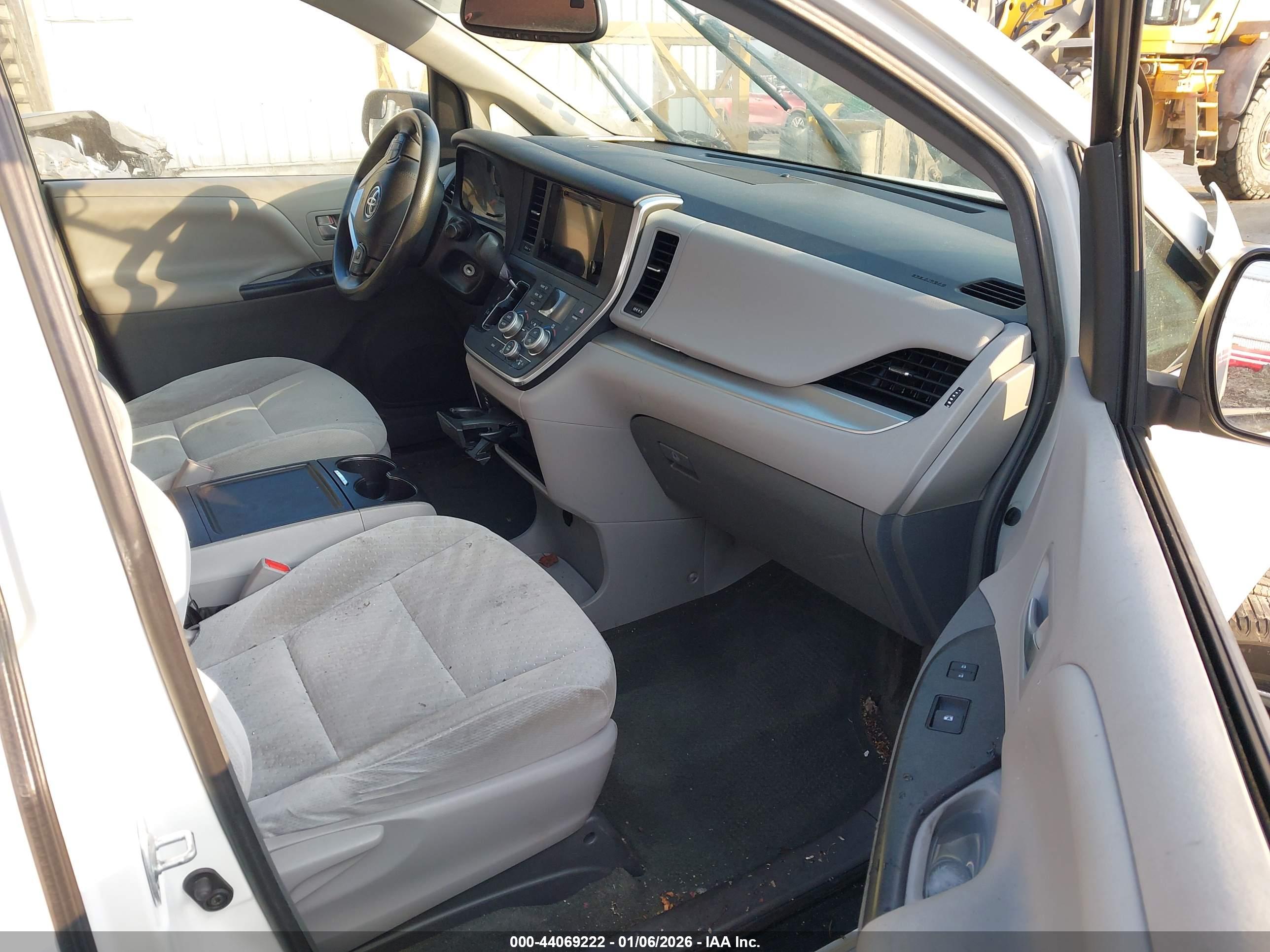 TOYOTA SIENNA image 5