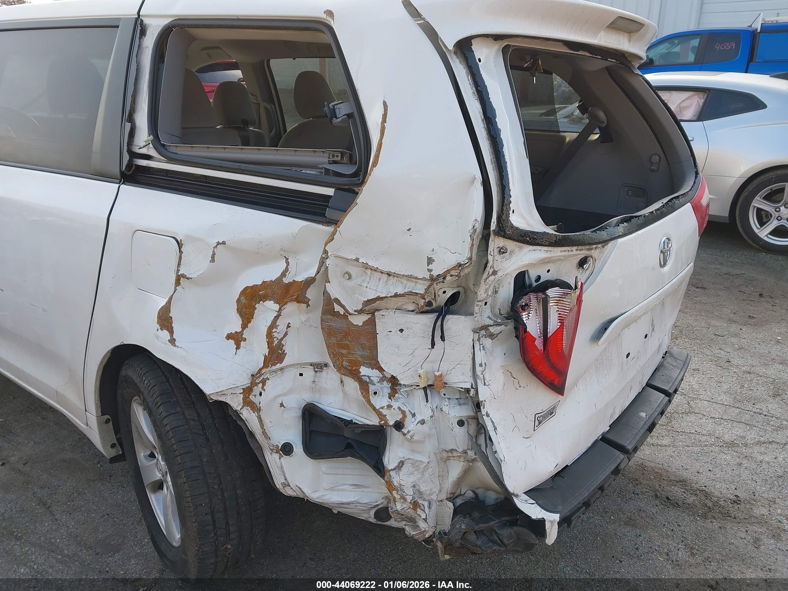 TOYOTA SIENNA image 6