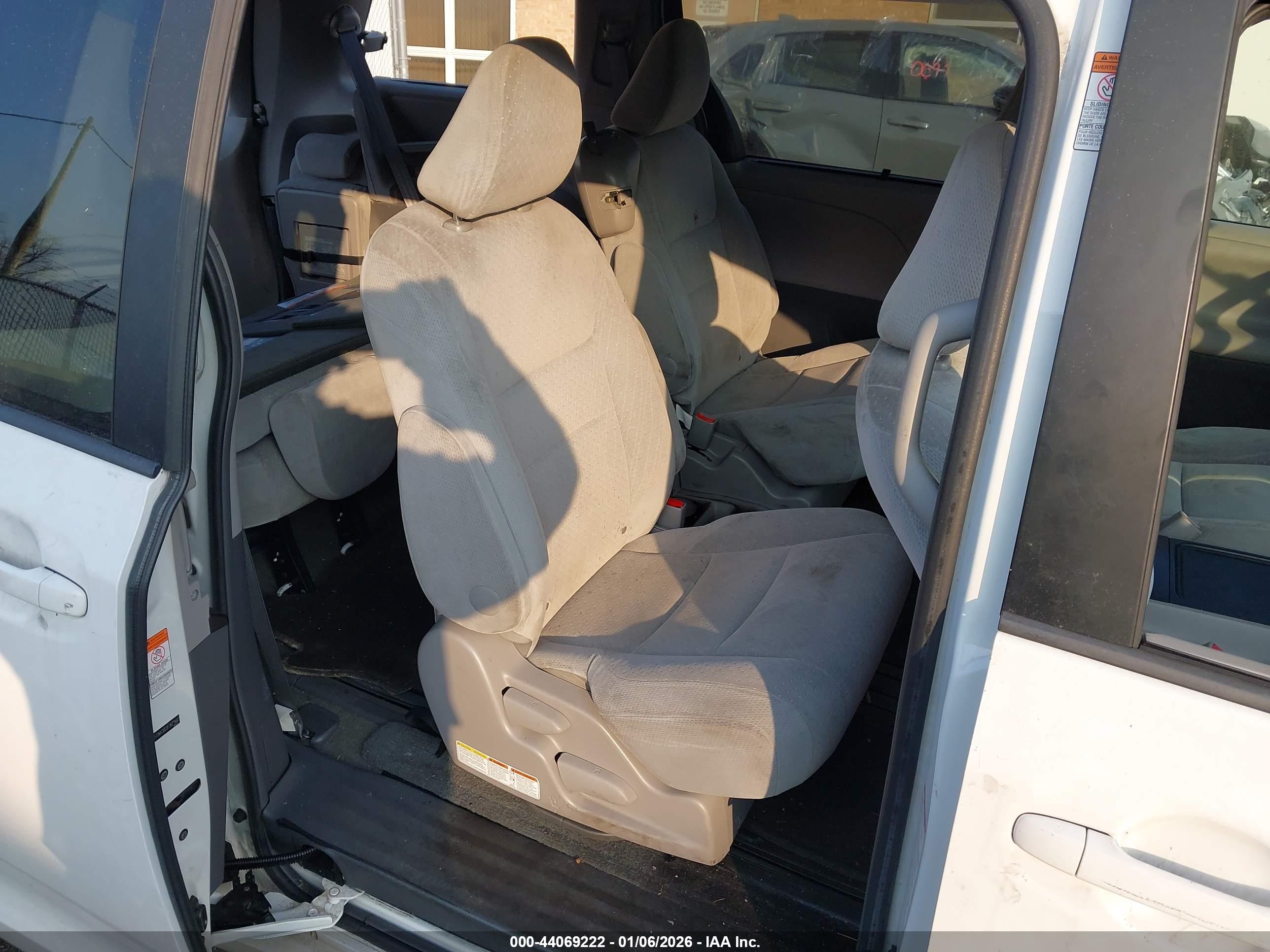 TOYOTA SIENNA image 8