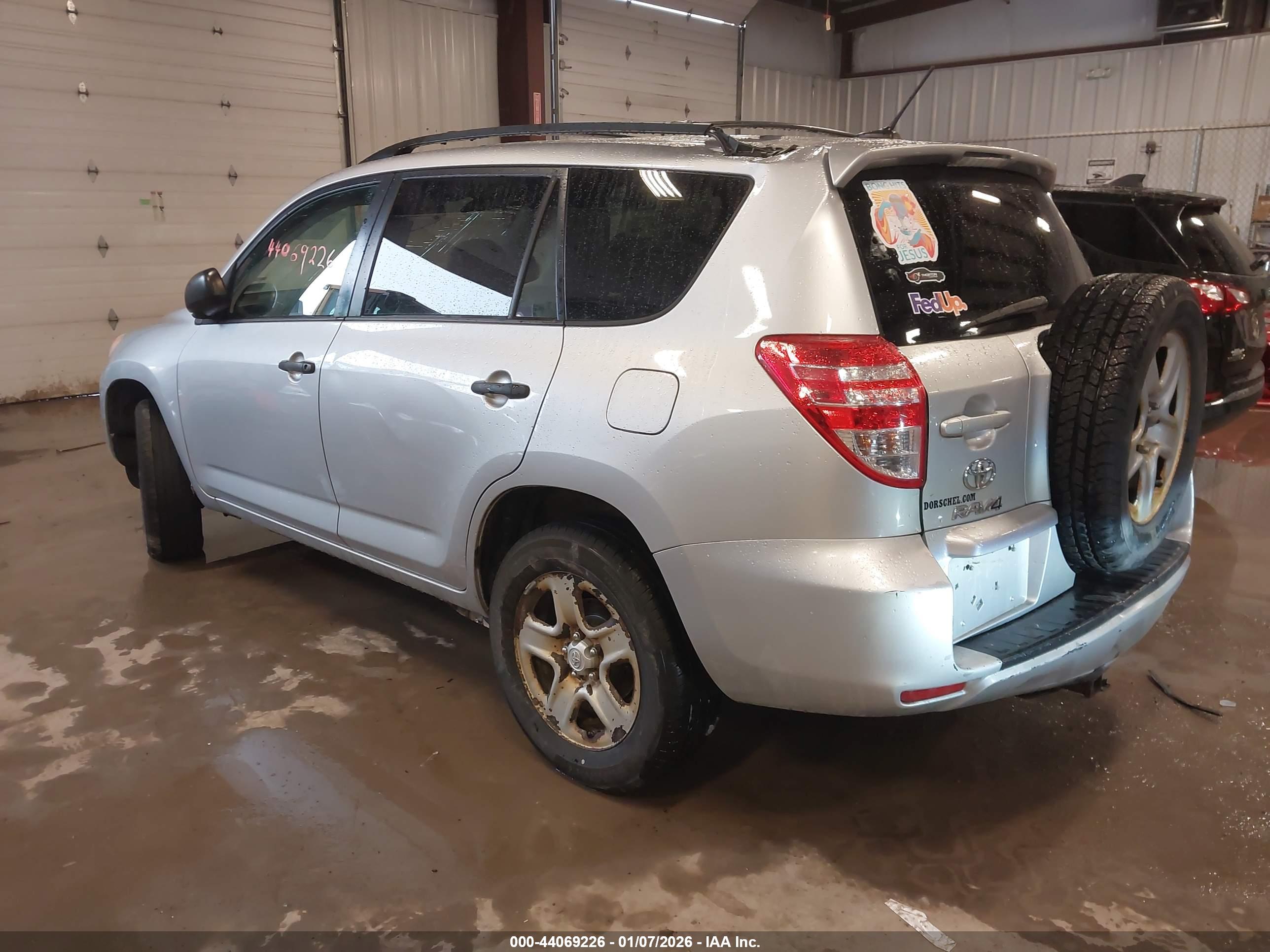 TOYOTA RAV4 image 3