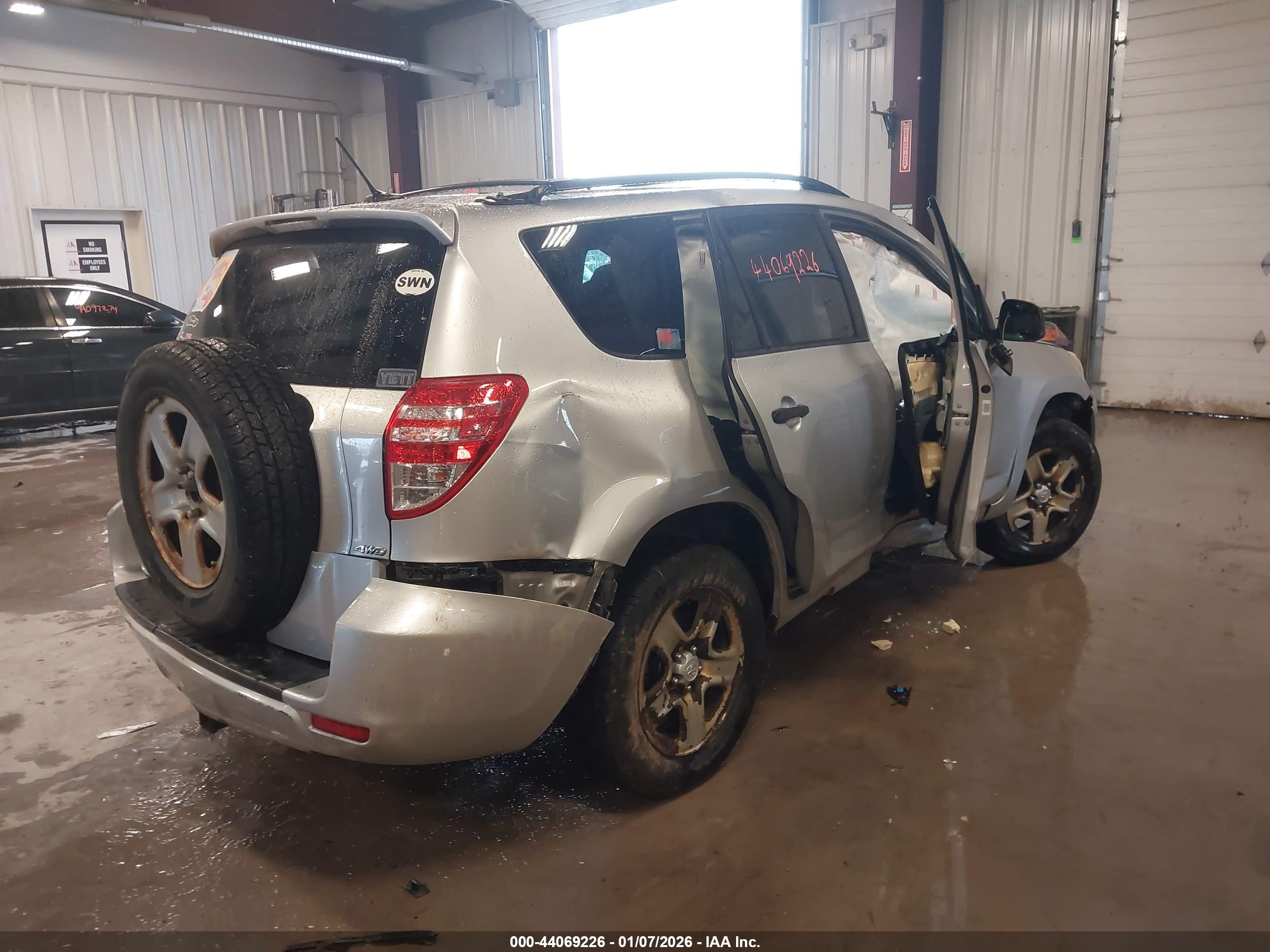 TOYOTA RAV4 image 4