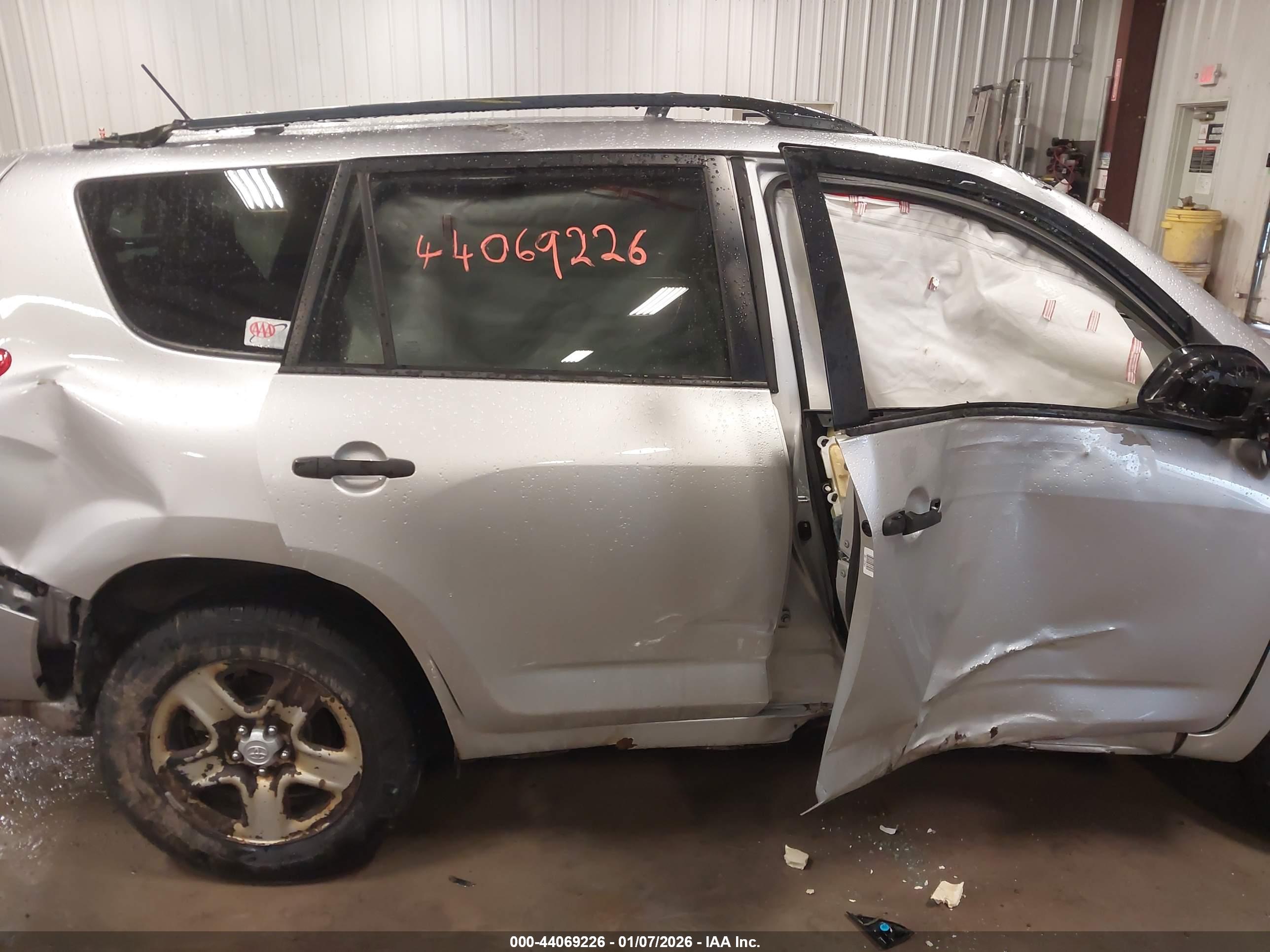 TOYOTA RAV4 image 6