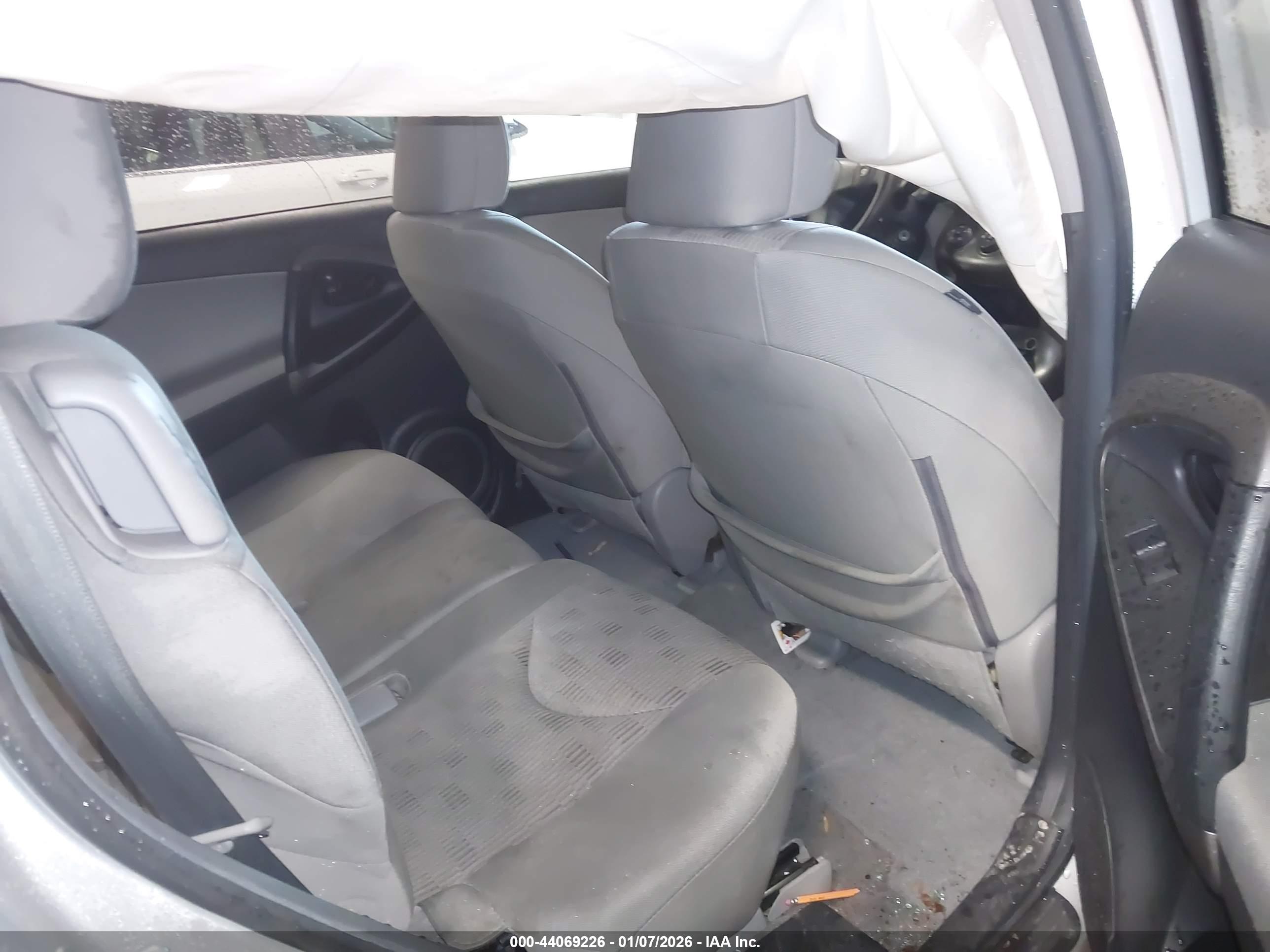 TOYOTA RAV4 image 8