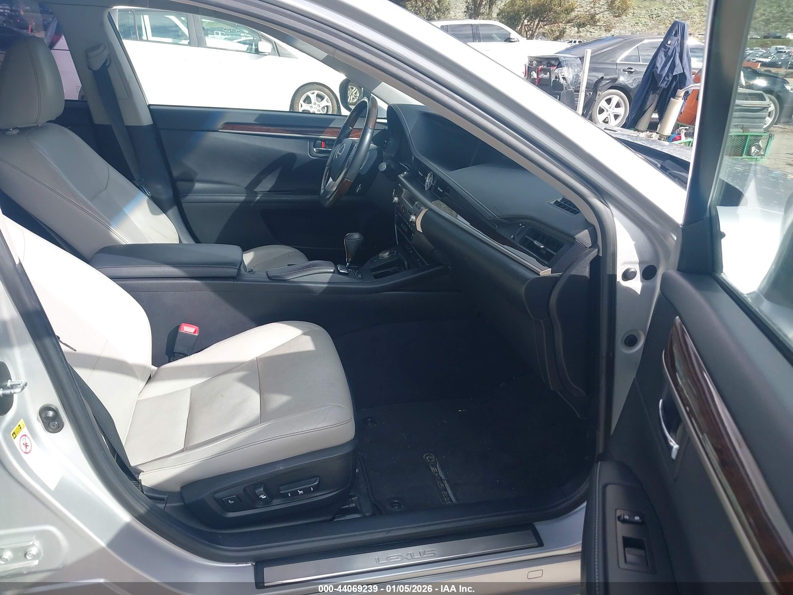 LEXUS ES image 5