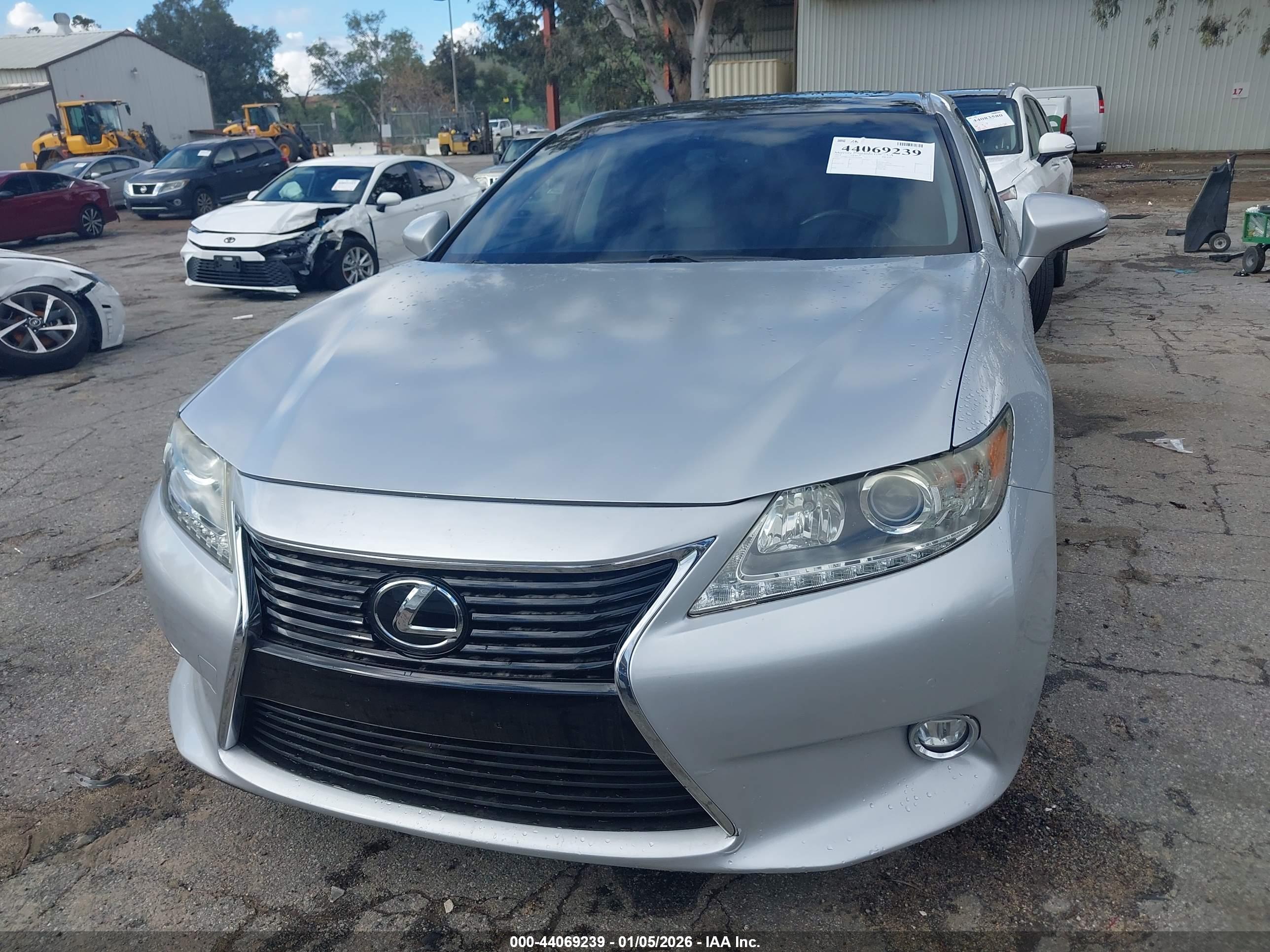 LEXUS ES image 6