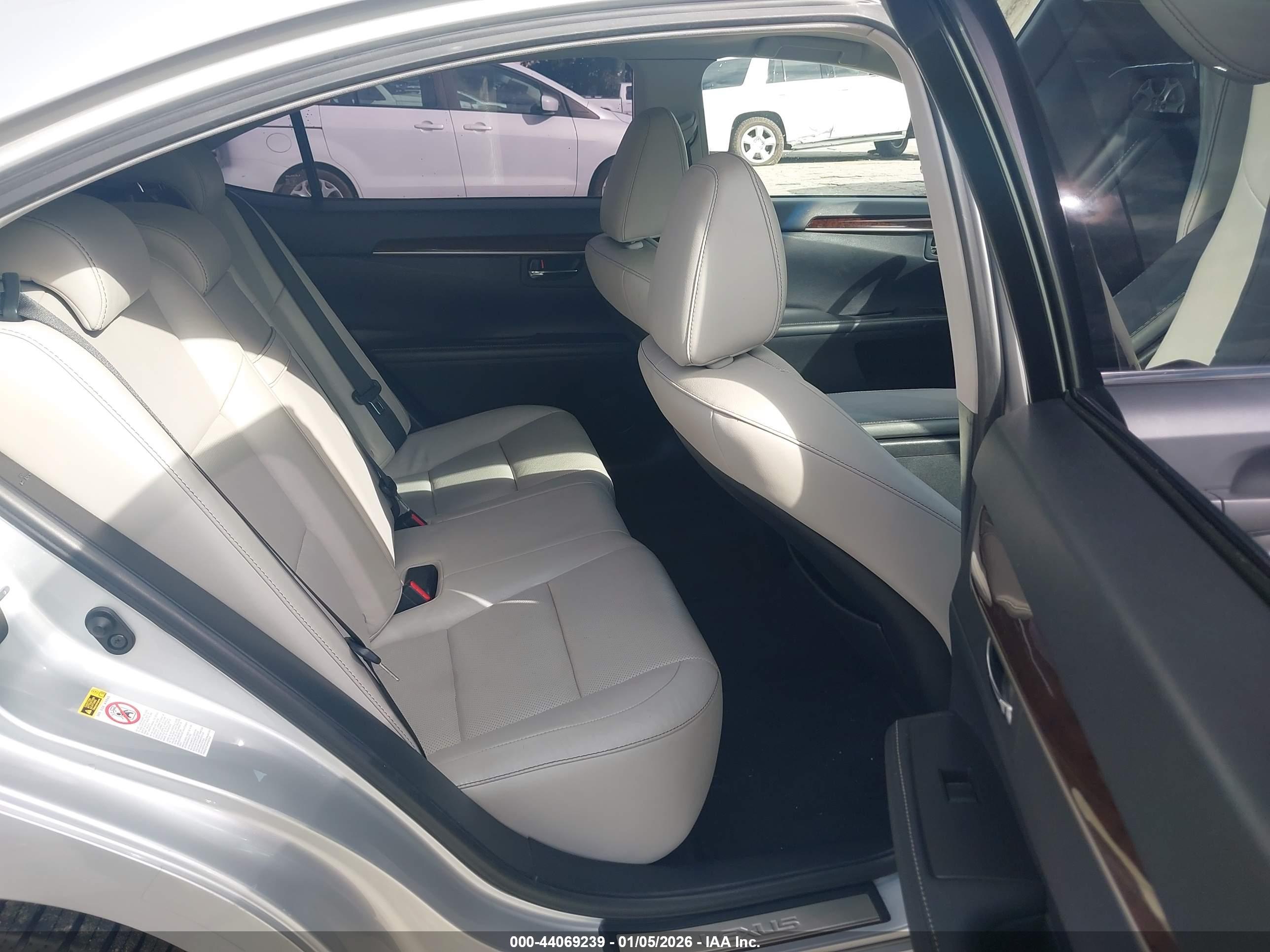 LEXUS ES image 8