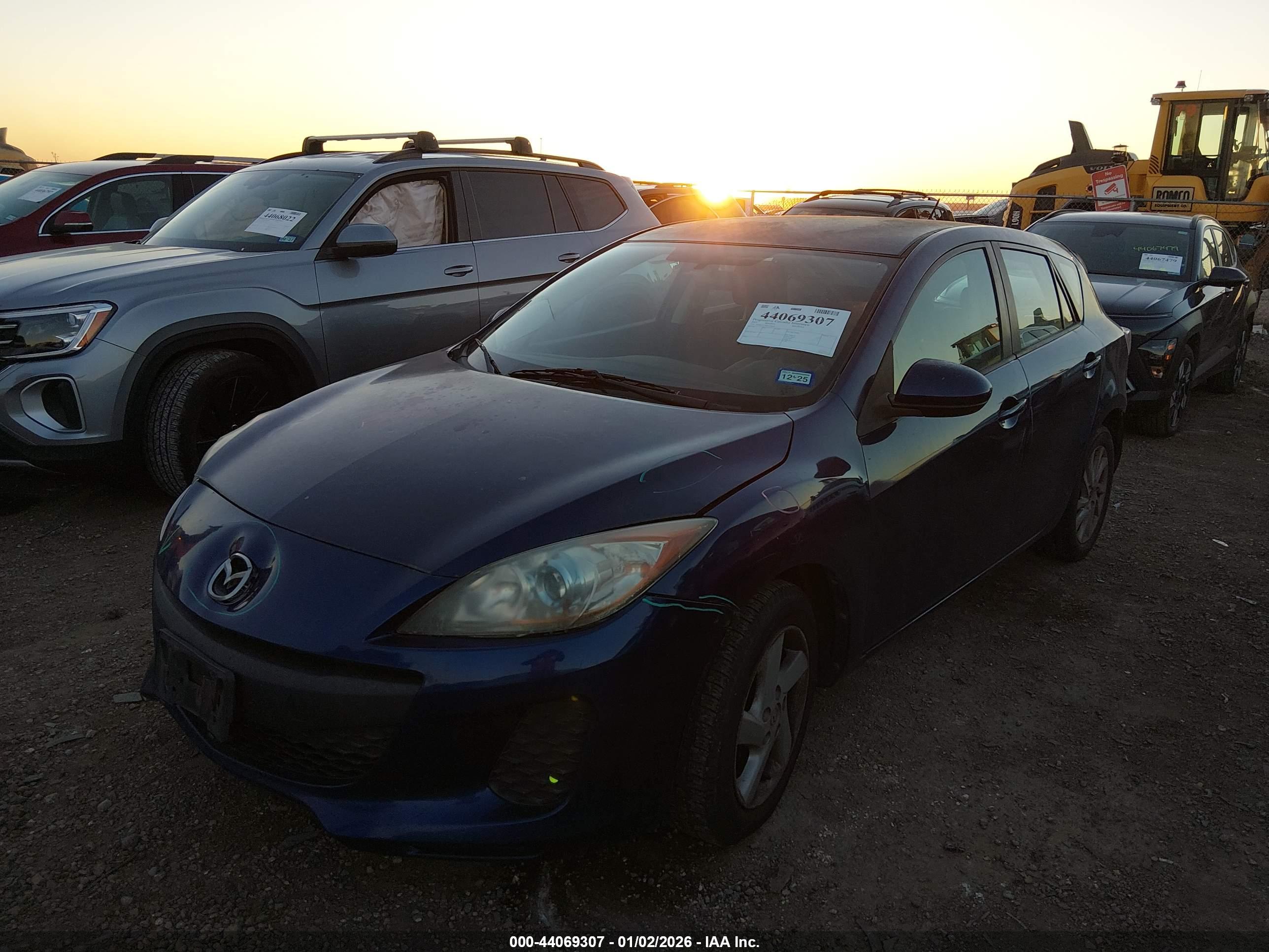 MAZDA MAZDA3 image 2