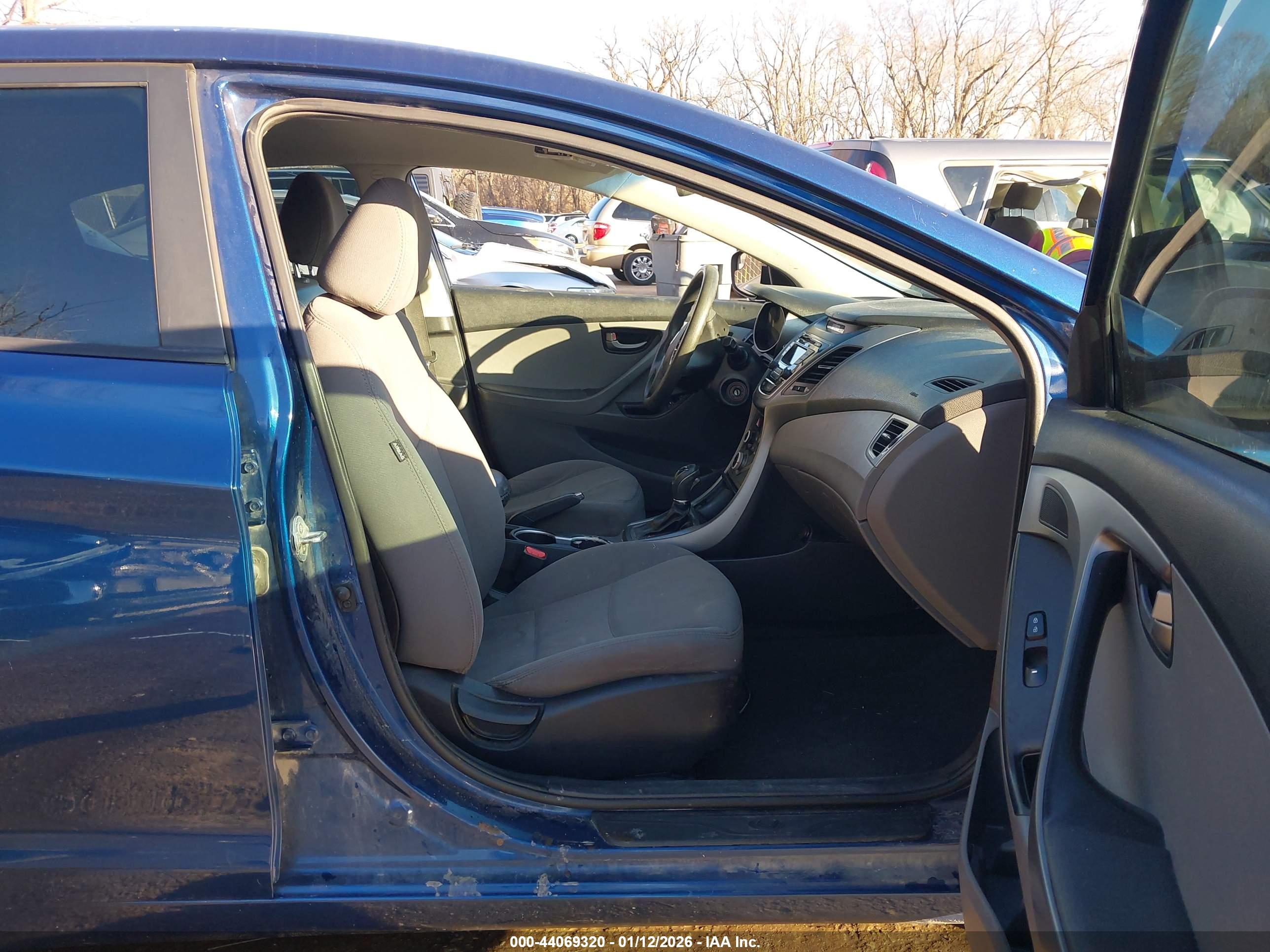HYUNDAI ELANTRA image 5