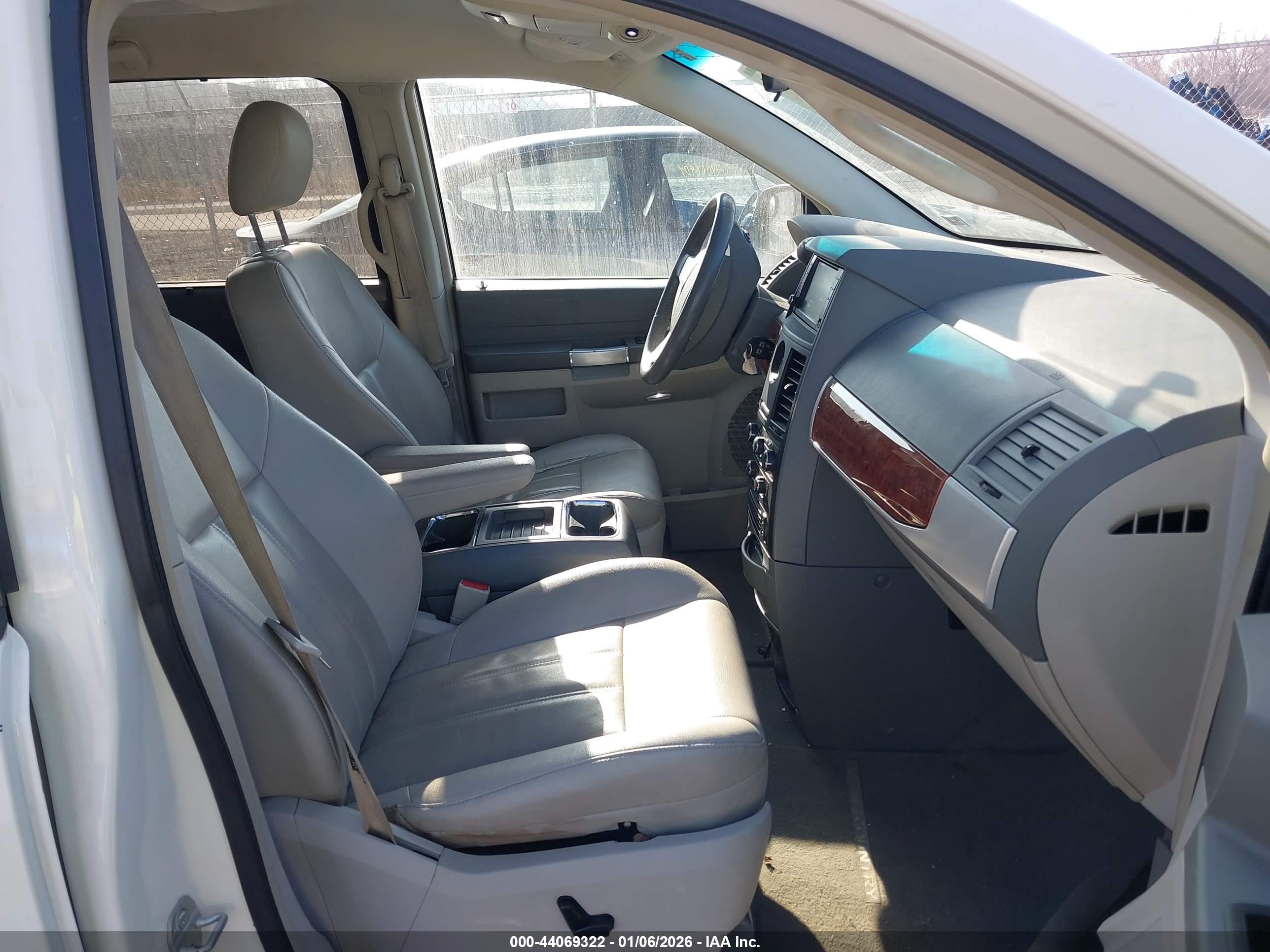 CHRYSLER TOWN image 5