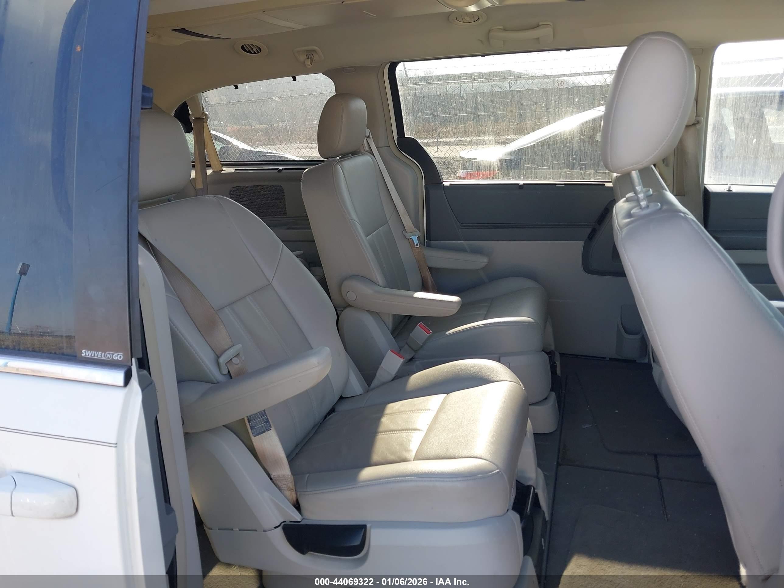 CHRYSLER TOWN image 8