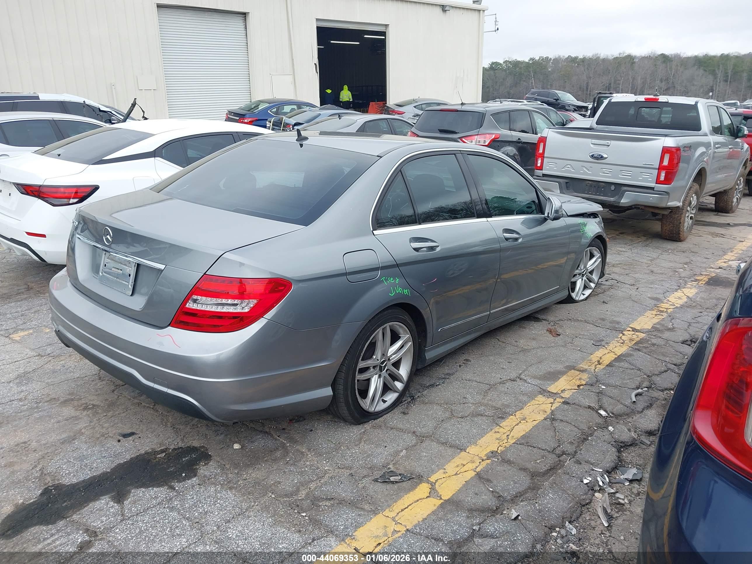 MERCEDES-BENZ C-CLASS image 4