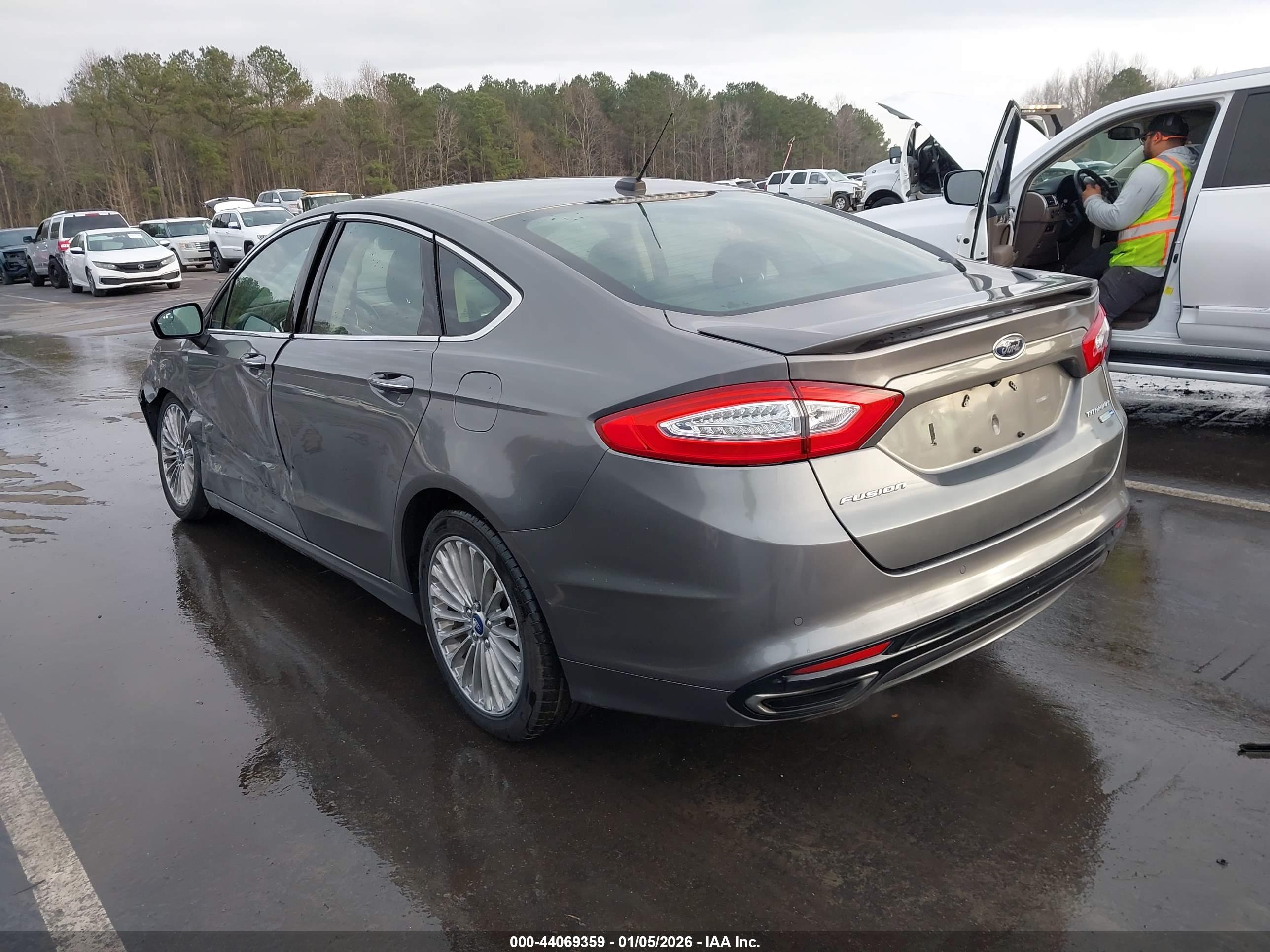 FORD FUSION image 3