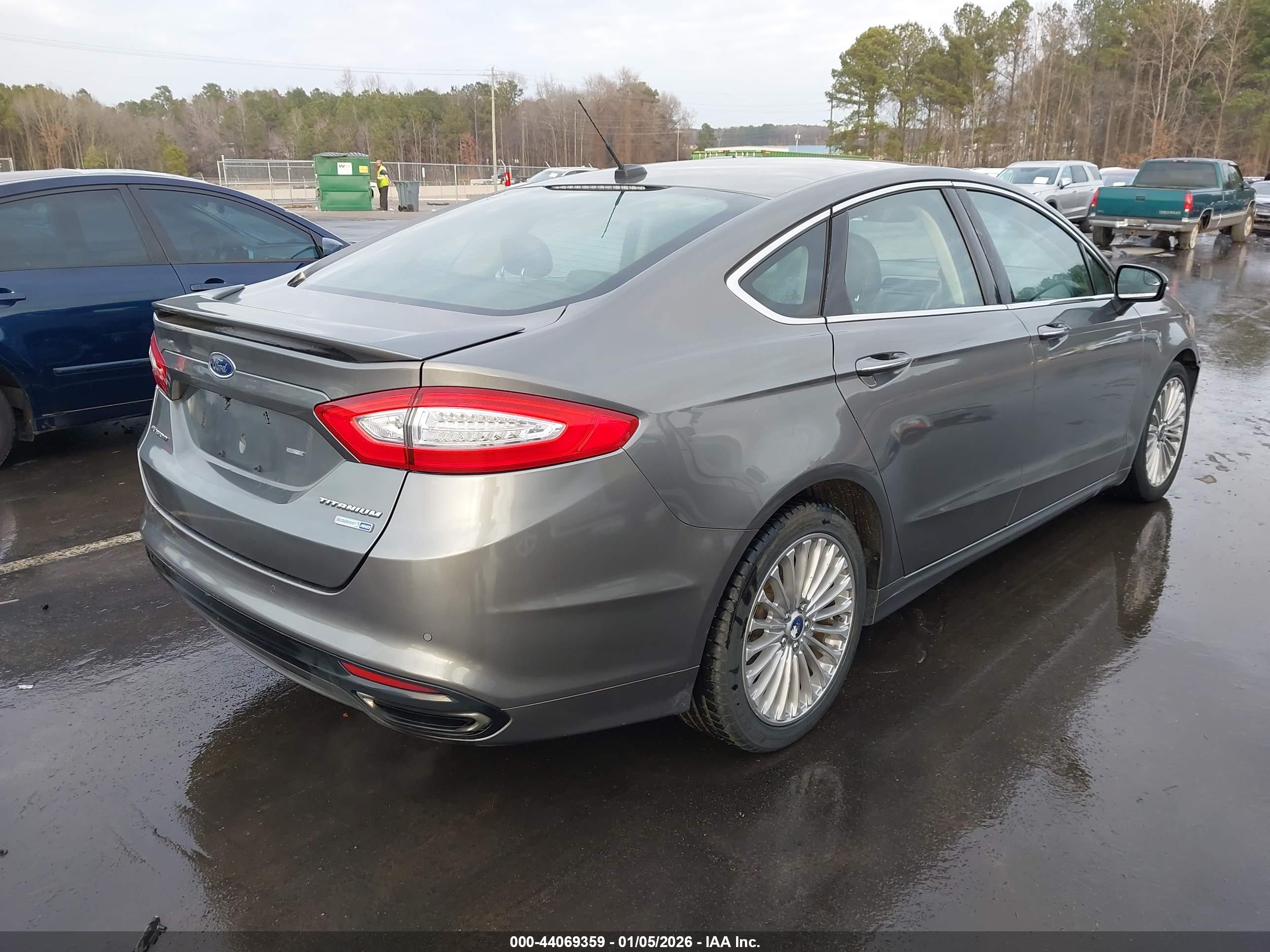 FORD FUSION image 4