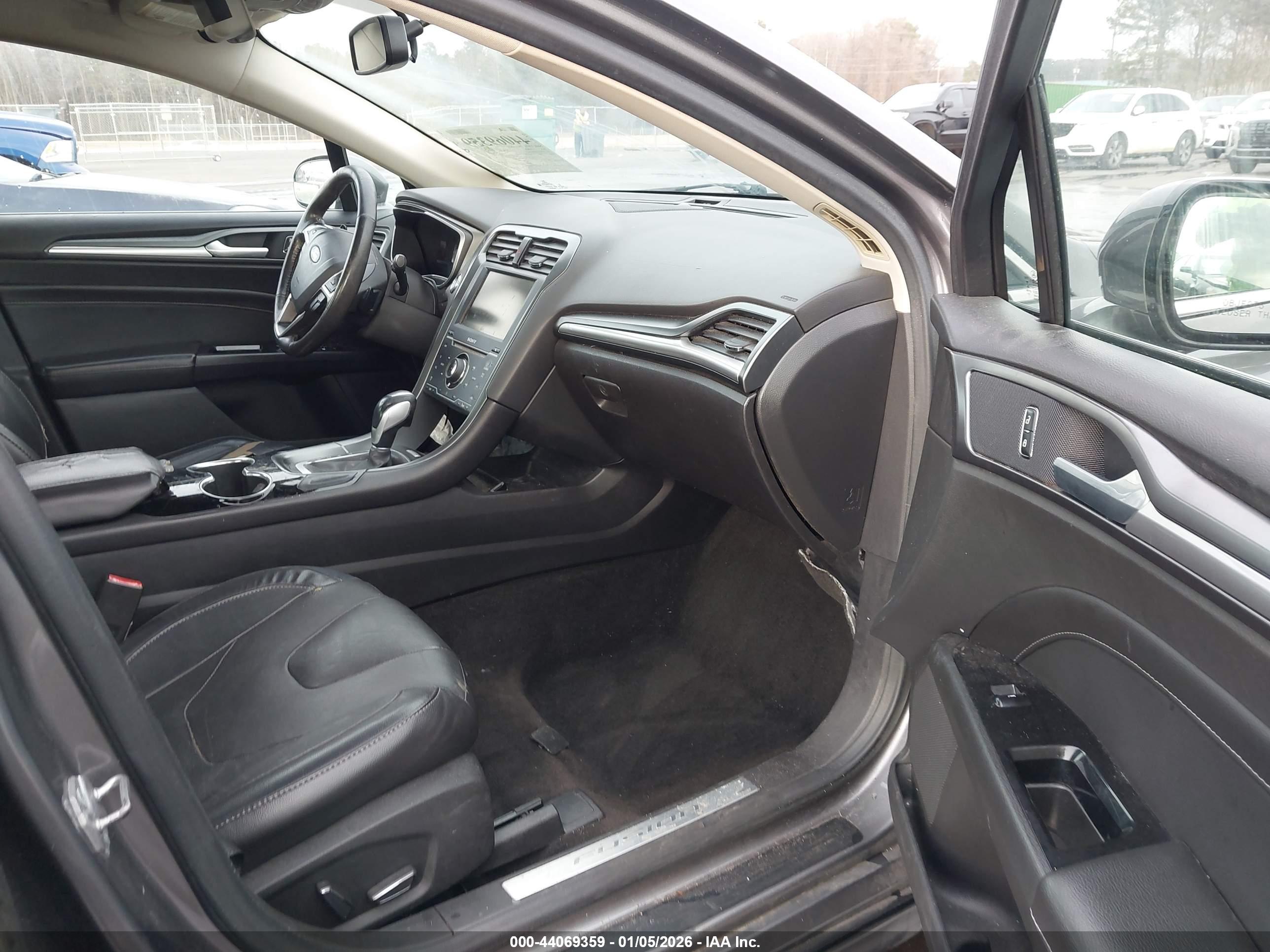 FORD FUSION image 5
