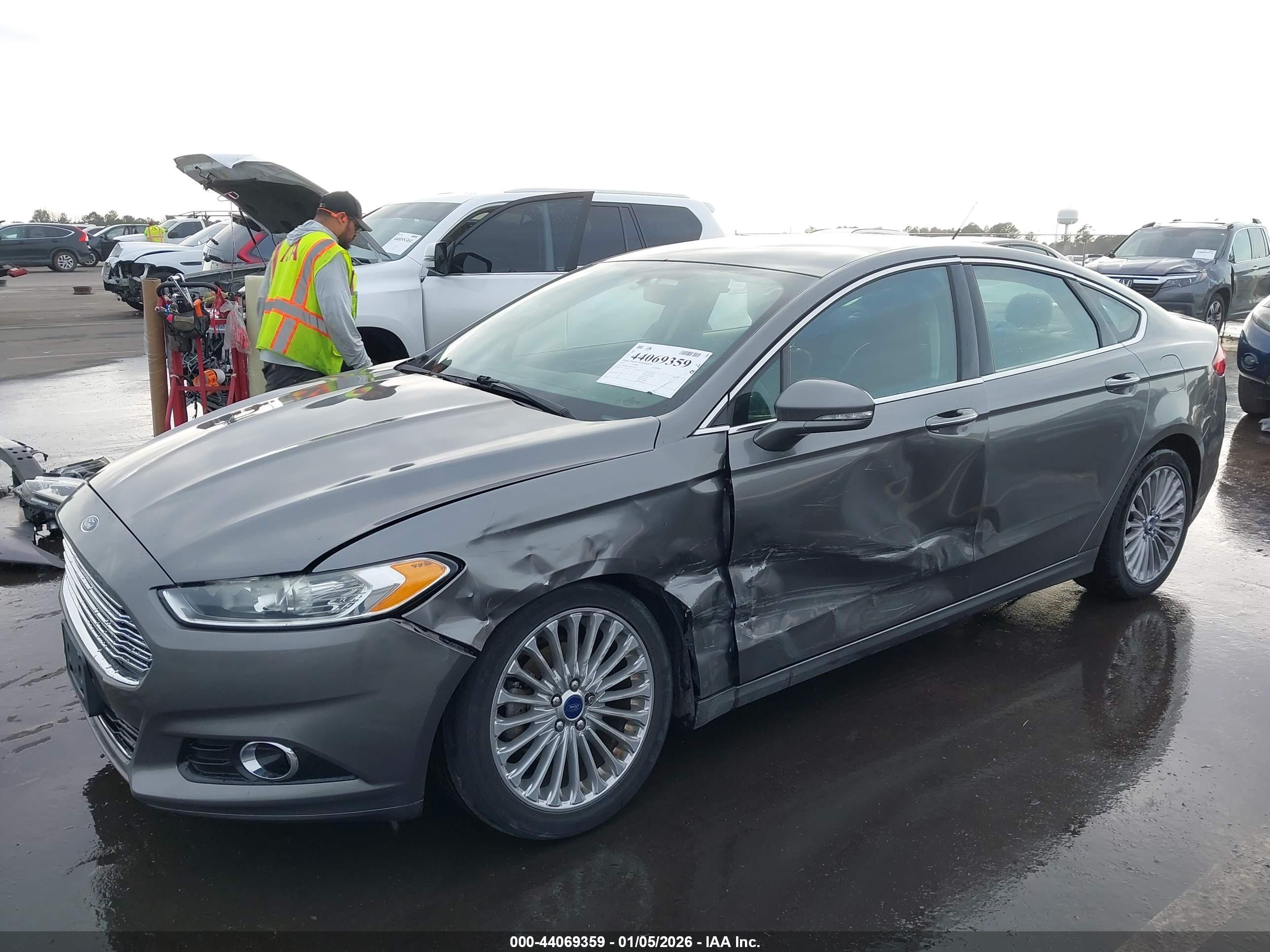 FORD FUSION image 6