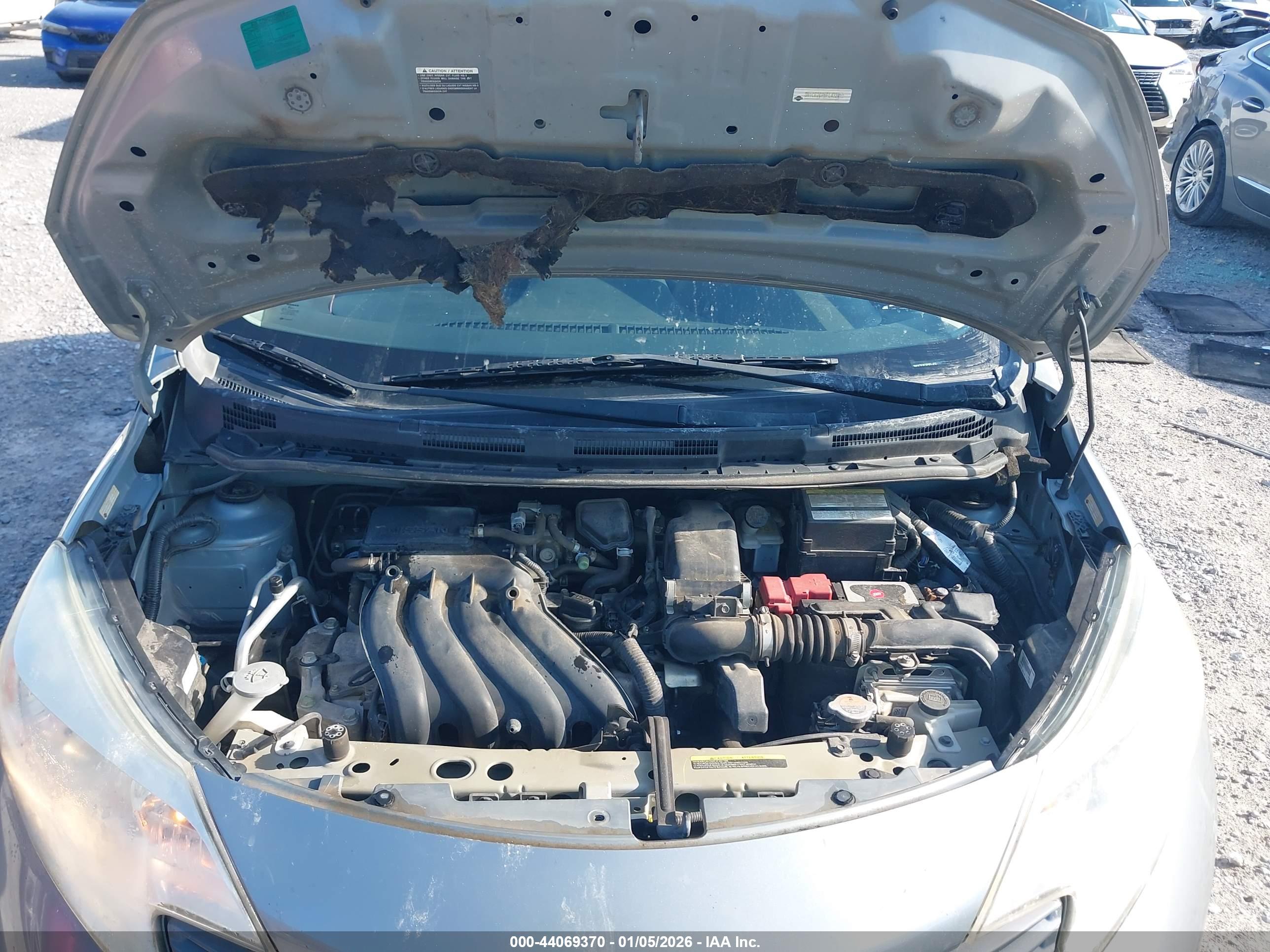 NISSAN VERSA image 10