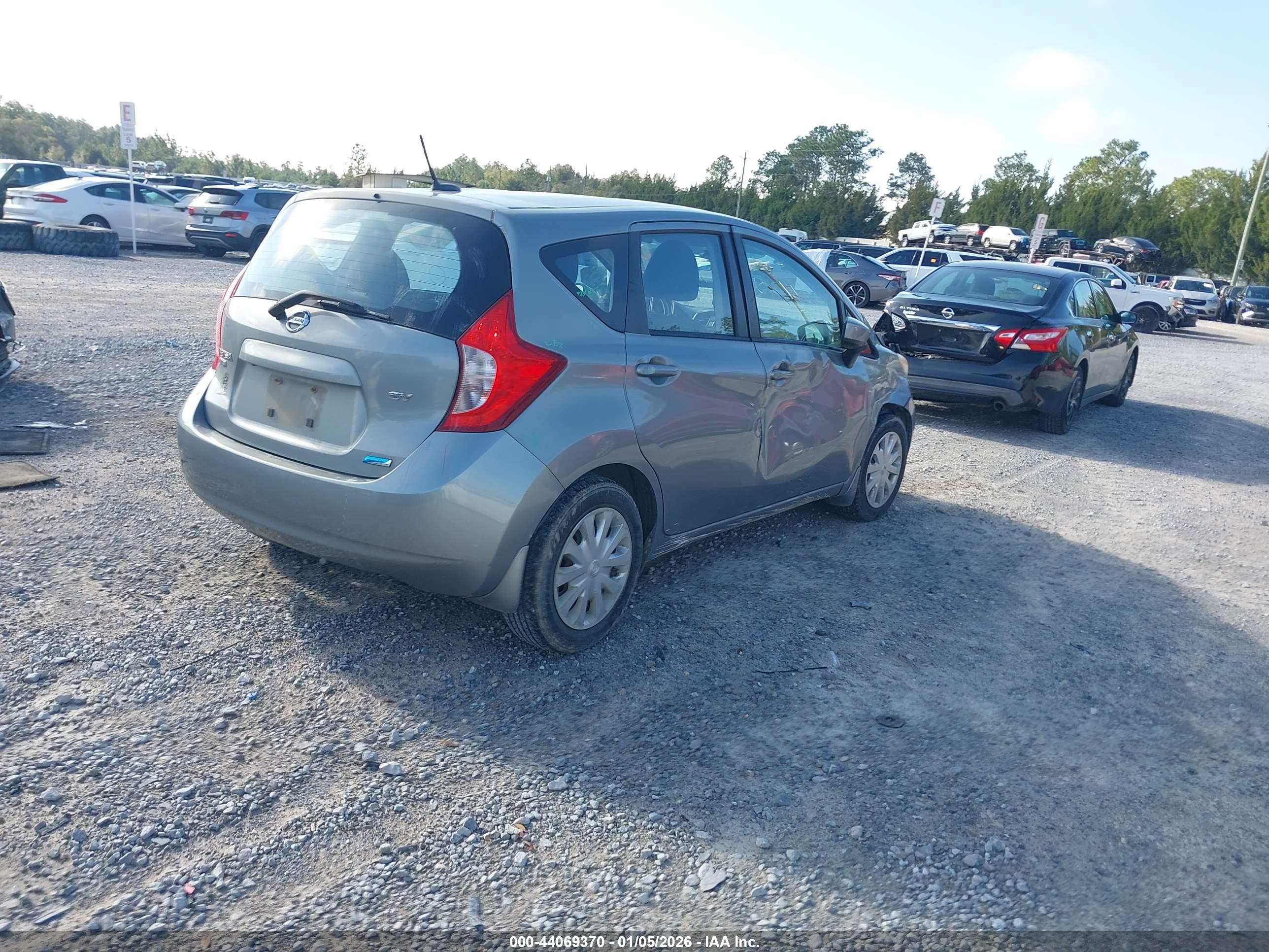 NISSAN VERSA image 4
