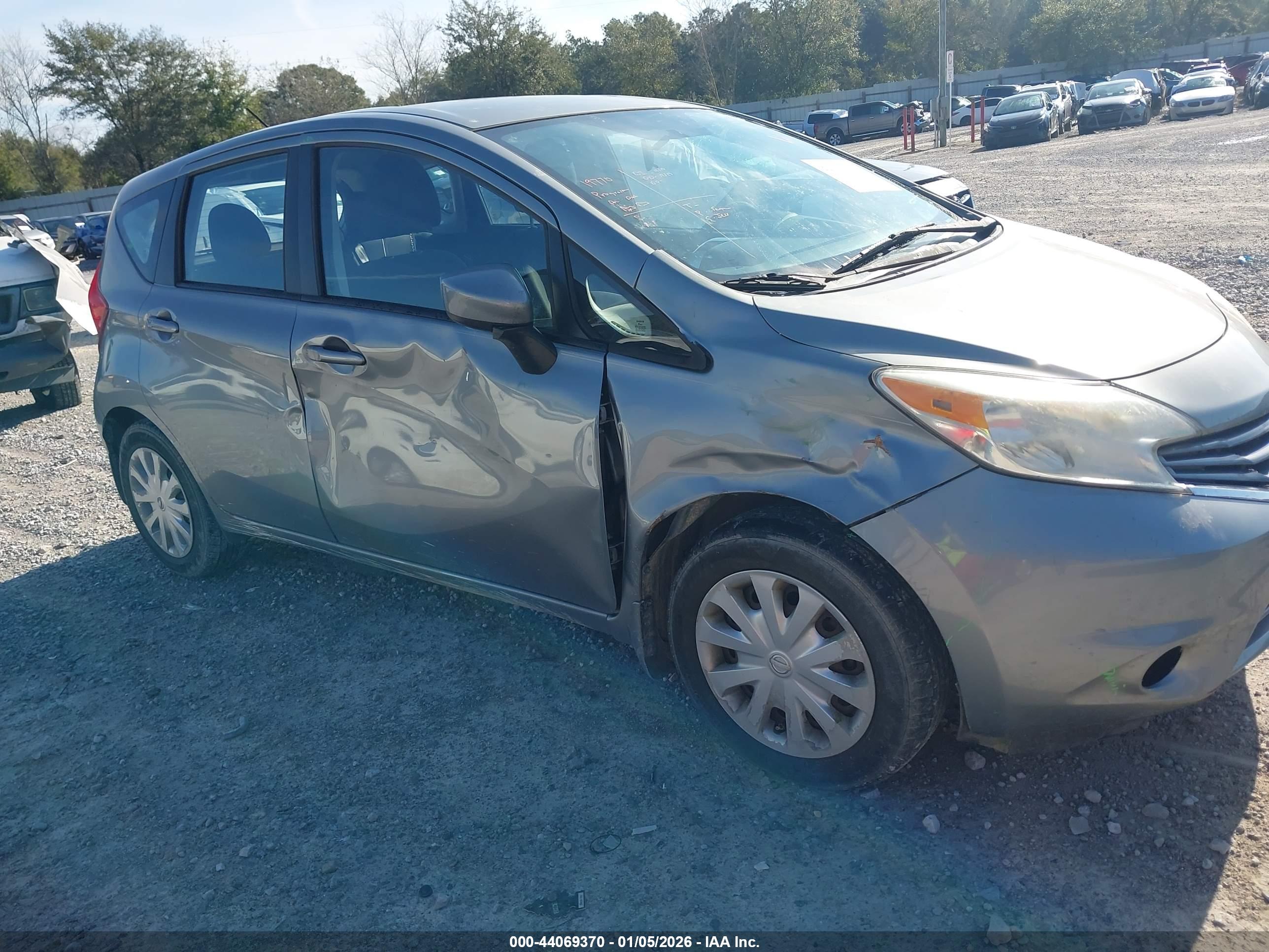 NISSAN VERSA image 6