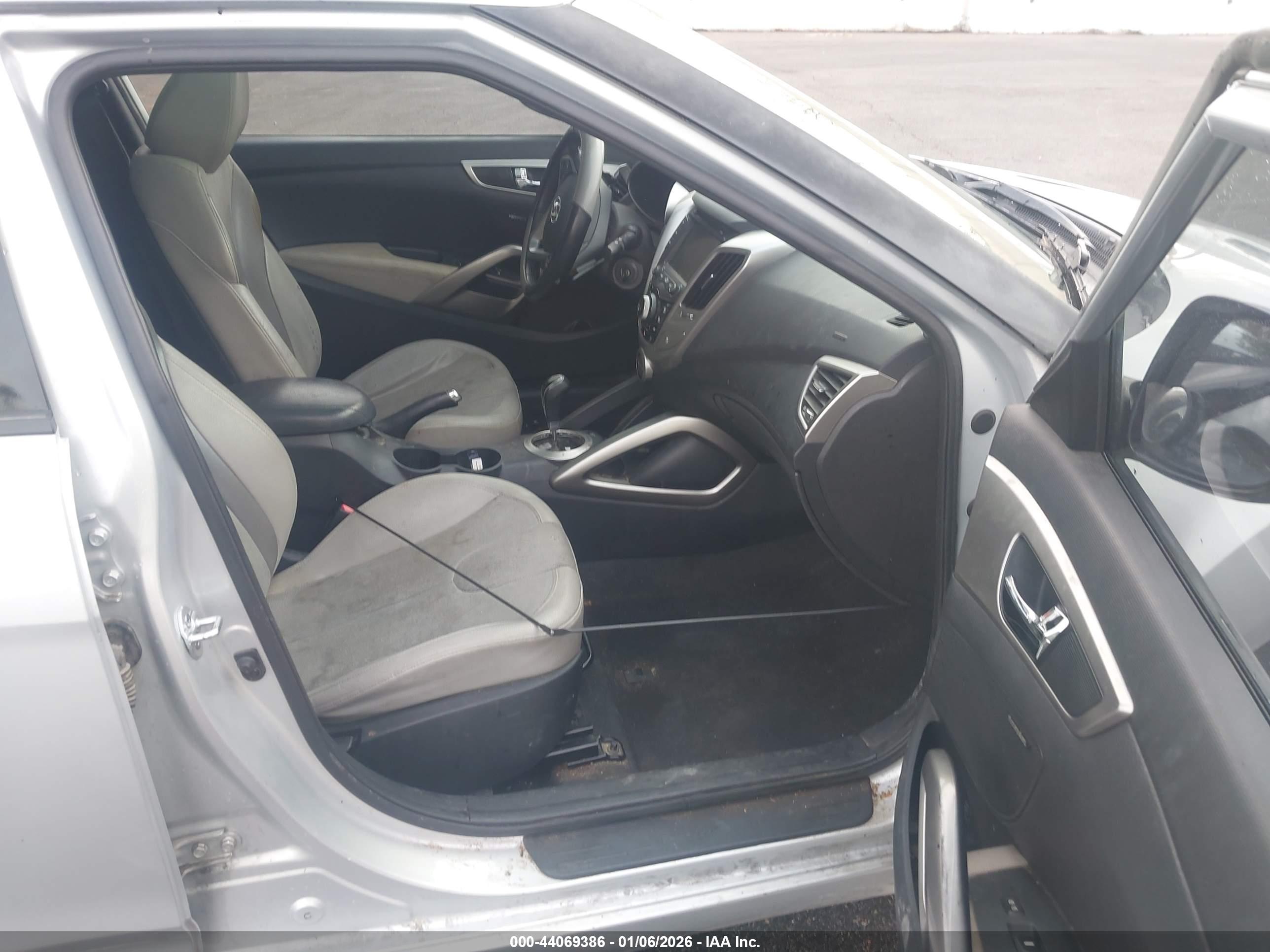 HYUNDAI VELOSTER image 5