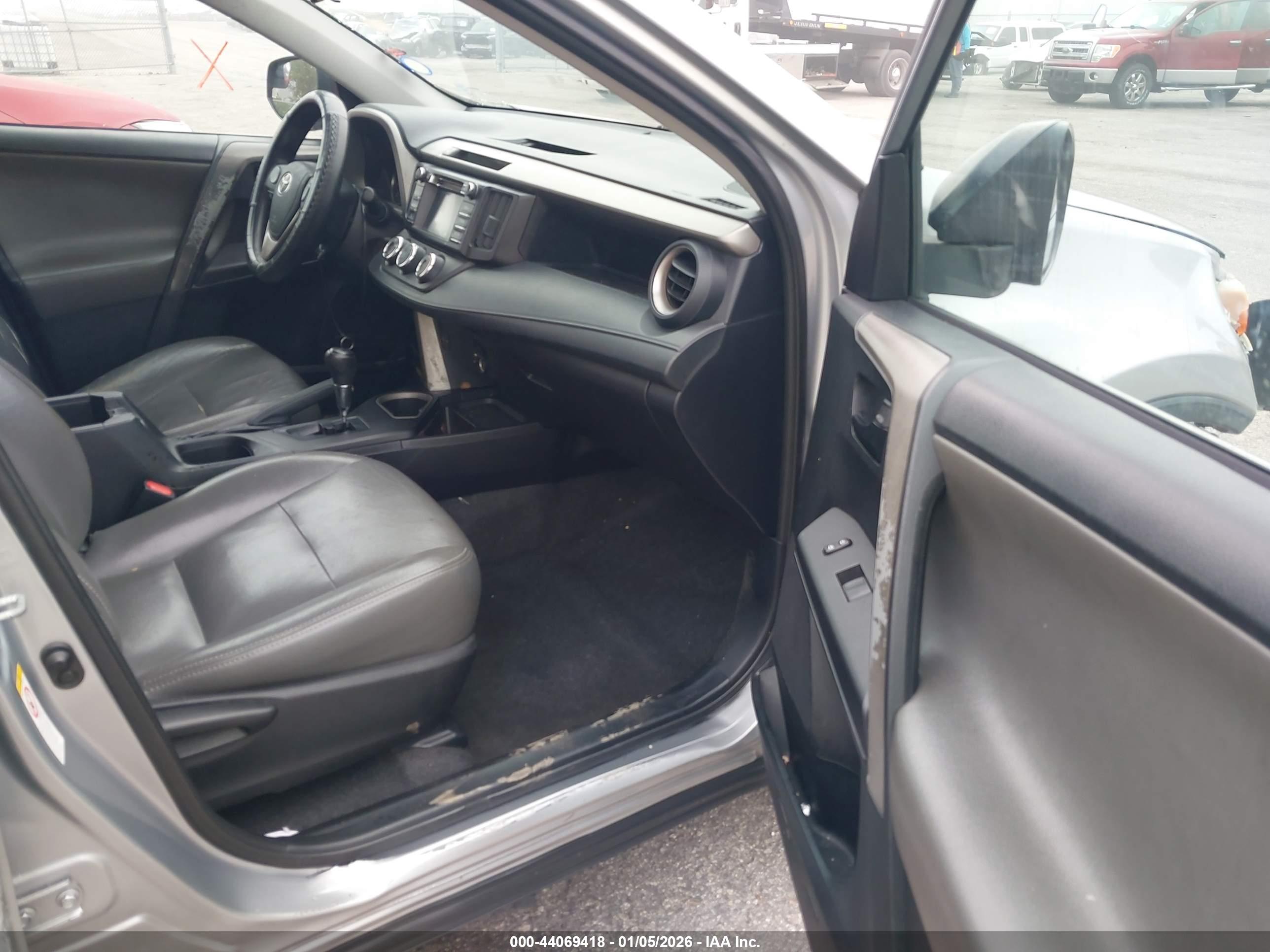TOYOTA RAV4 image 5