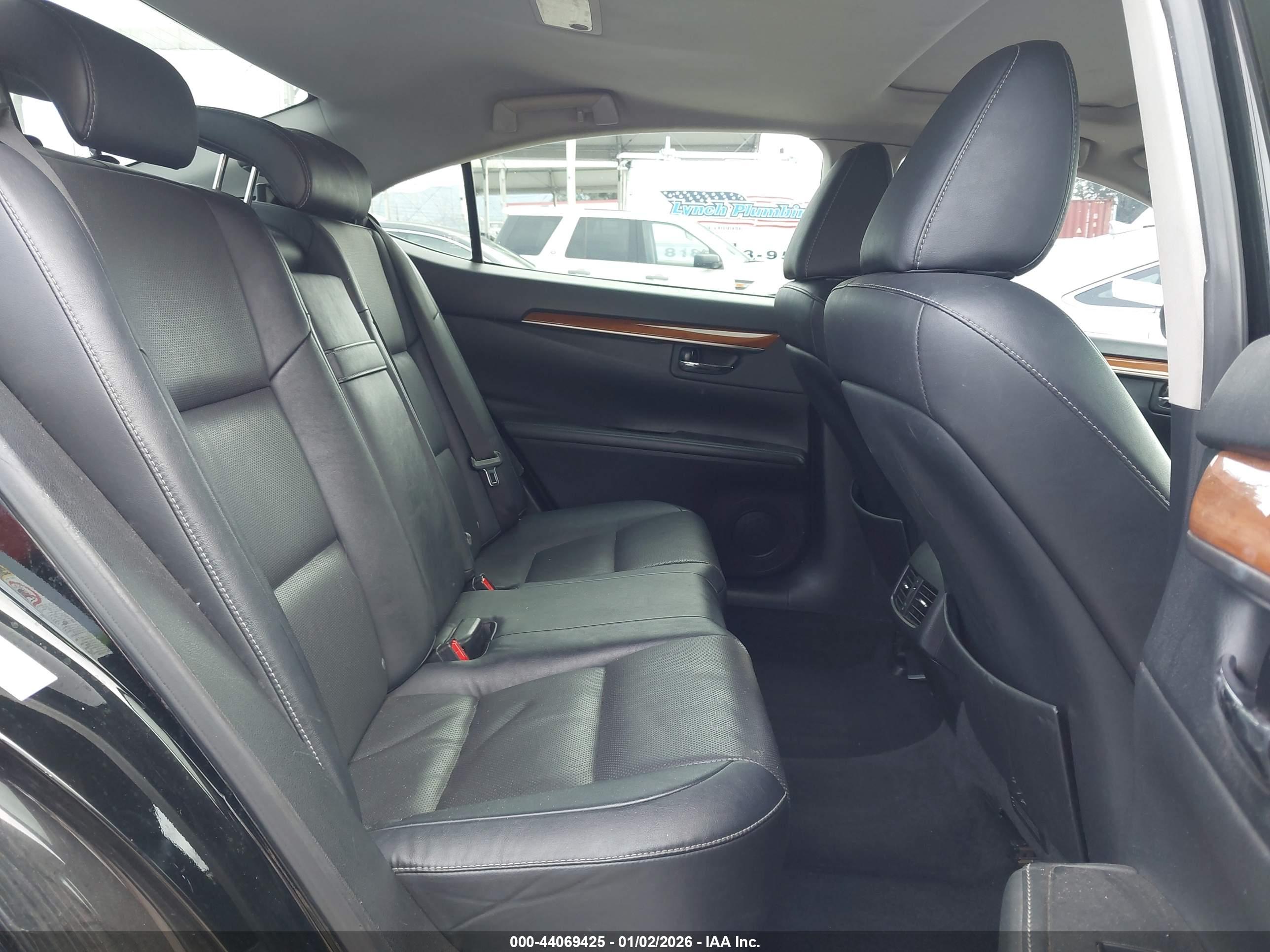 LEXUS ES image 8