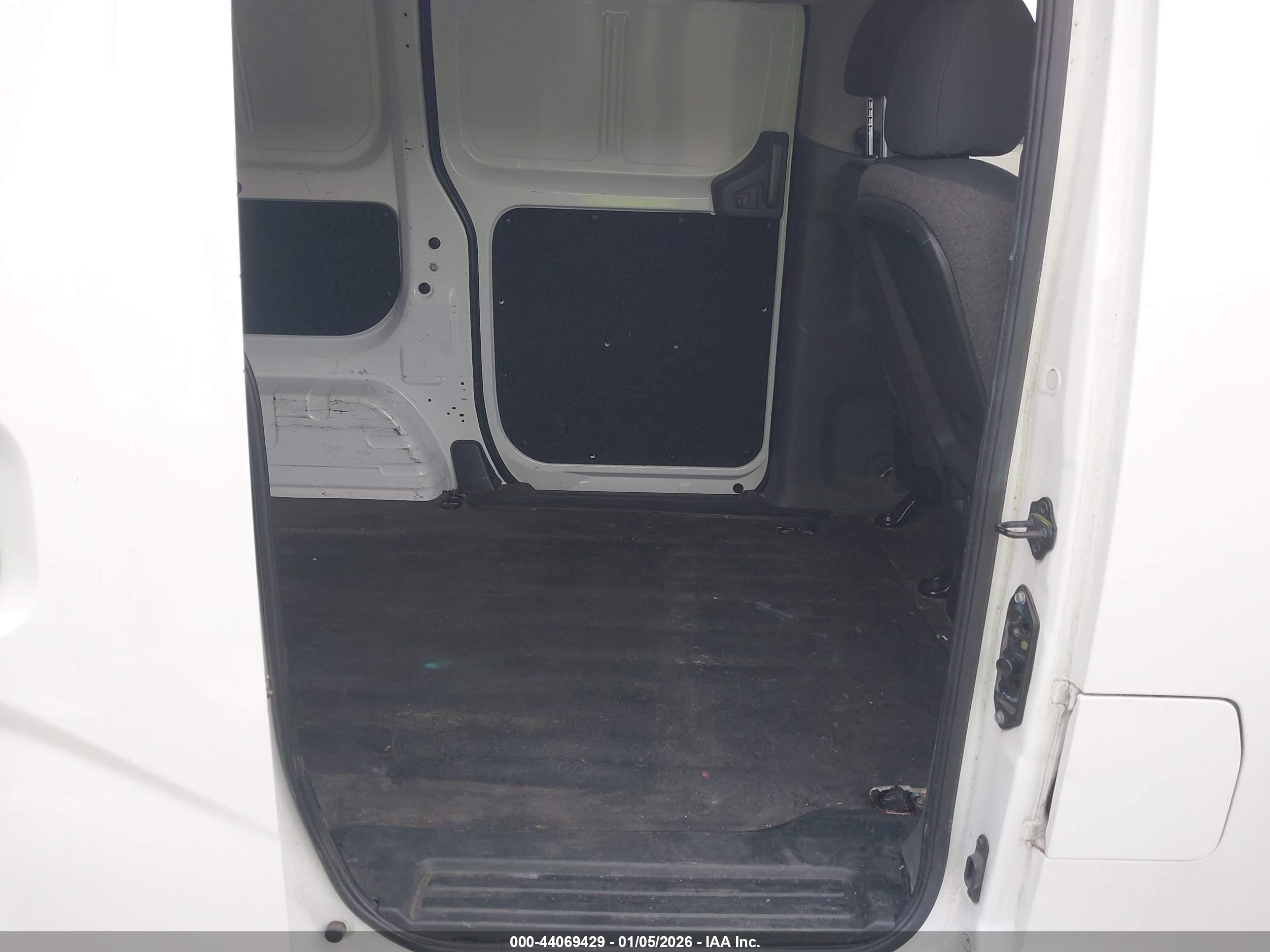 NISSAN NV200 image 8