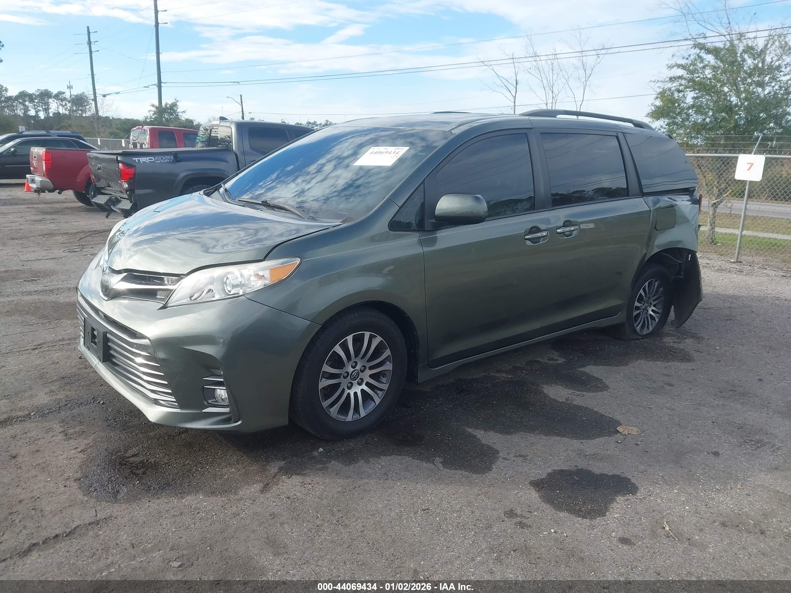 TOYOTA SIENNA image 2