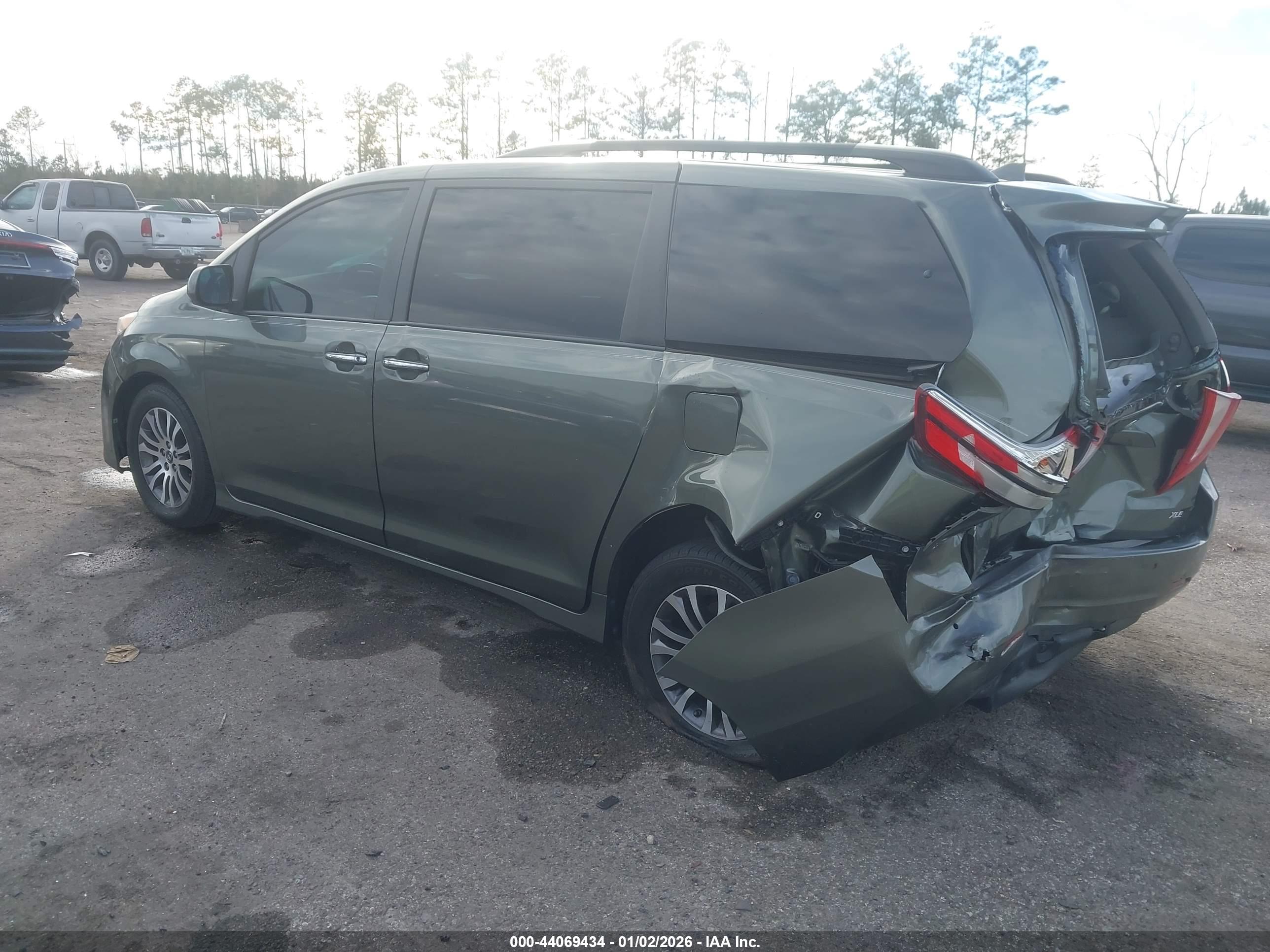 TOYOTA SIENNA image 3