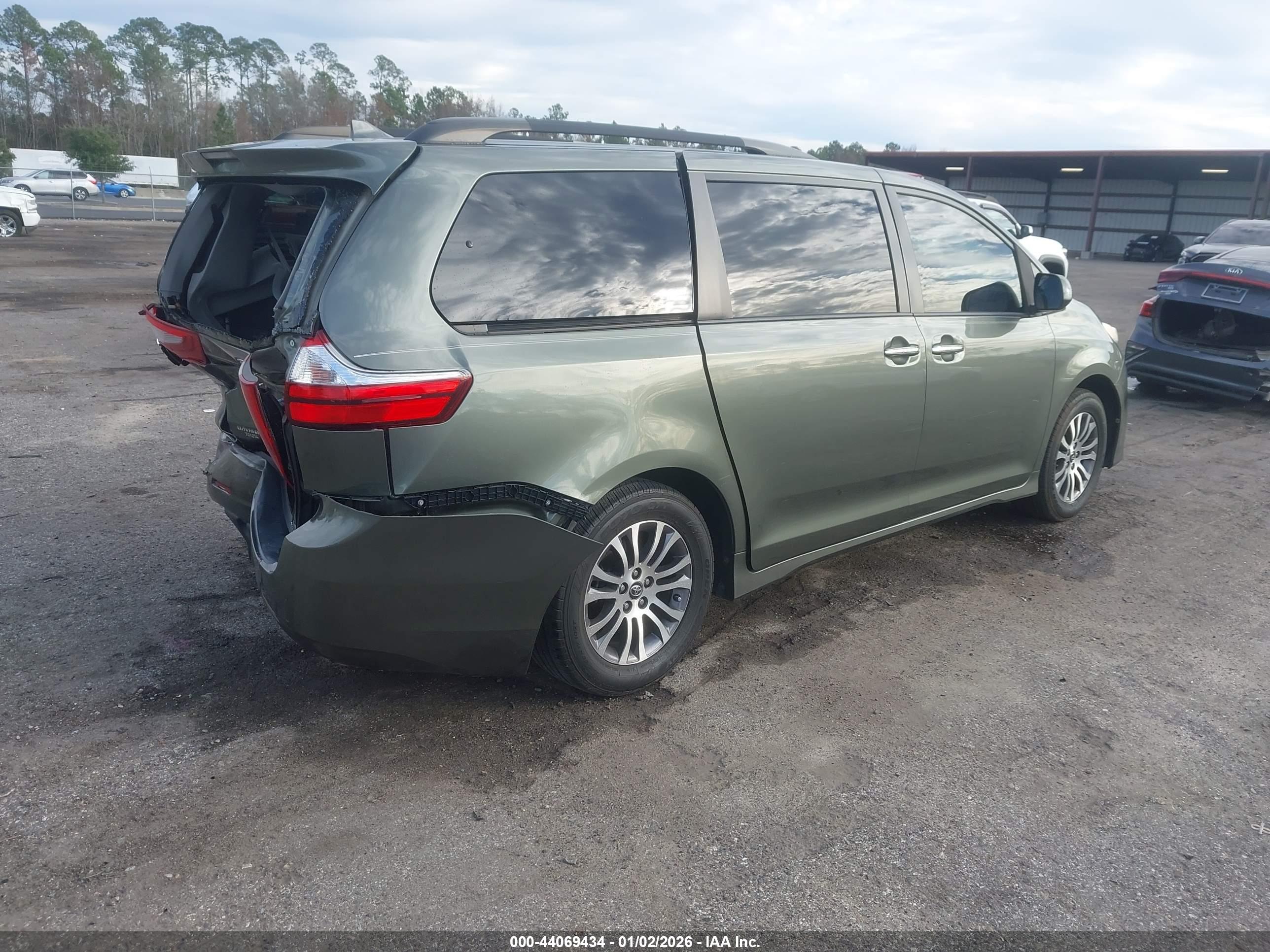 TOYOTA SIENNA image 4