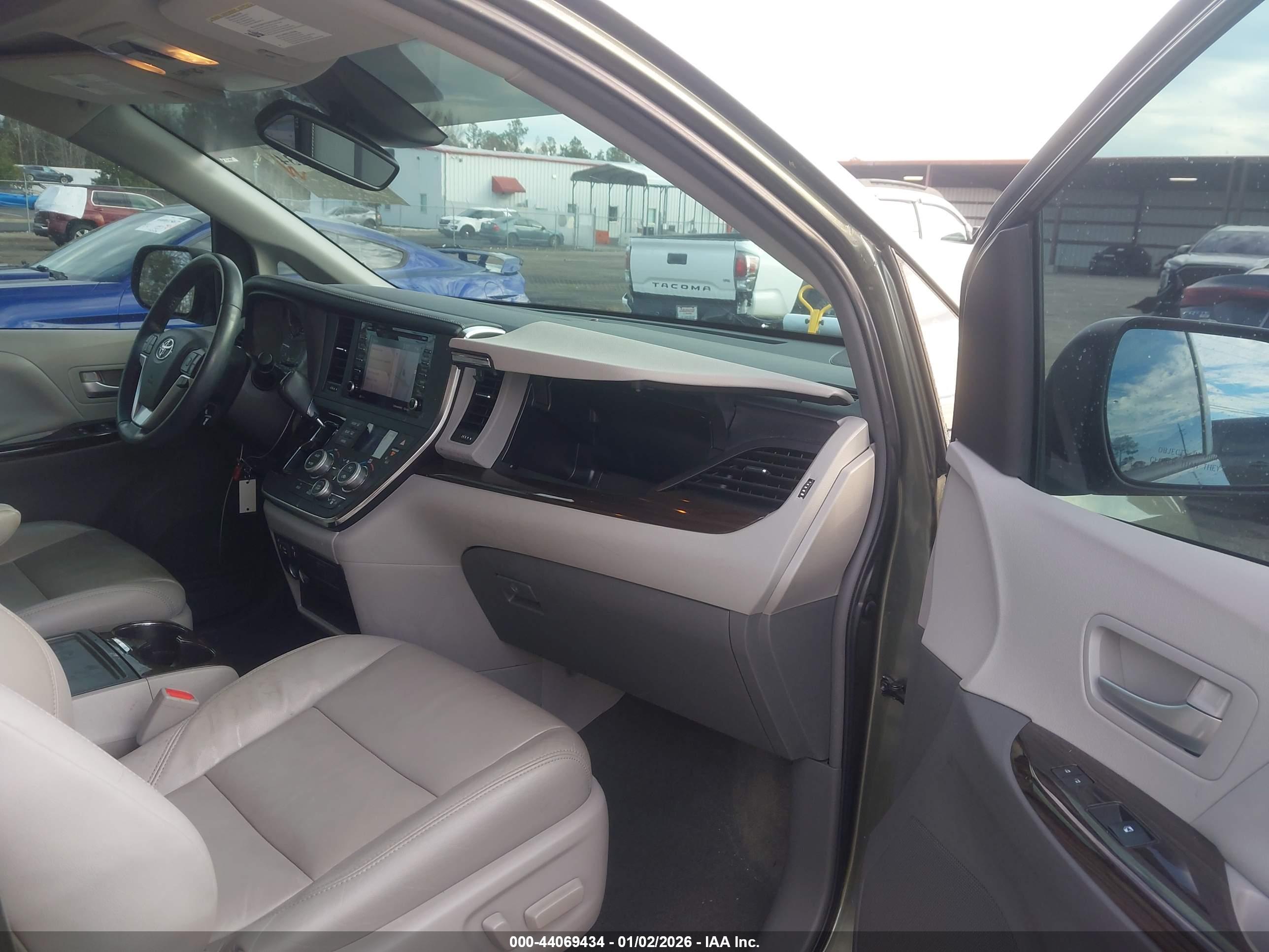 TOYOTA SIENNA image 5
