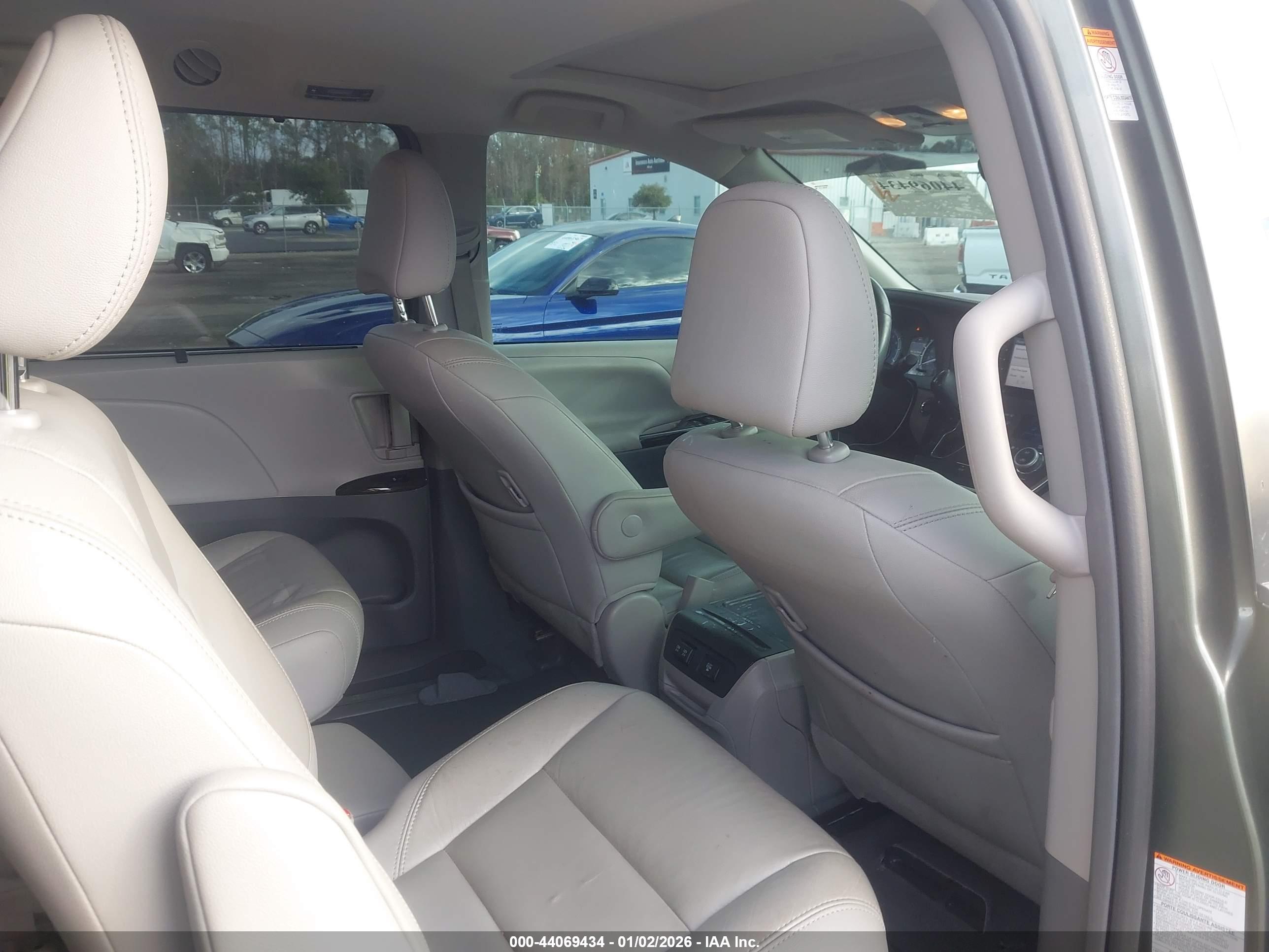 TOYOTA SIENNA image 8