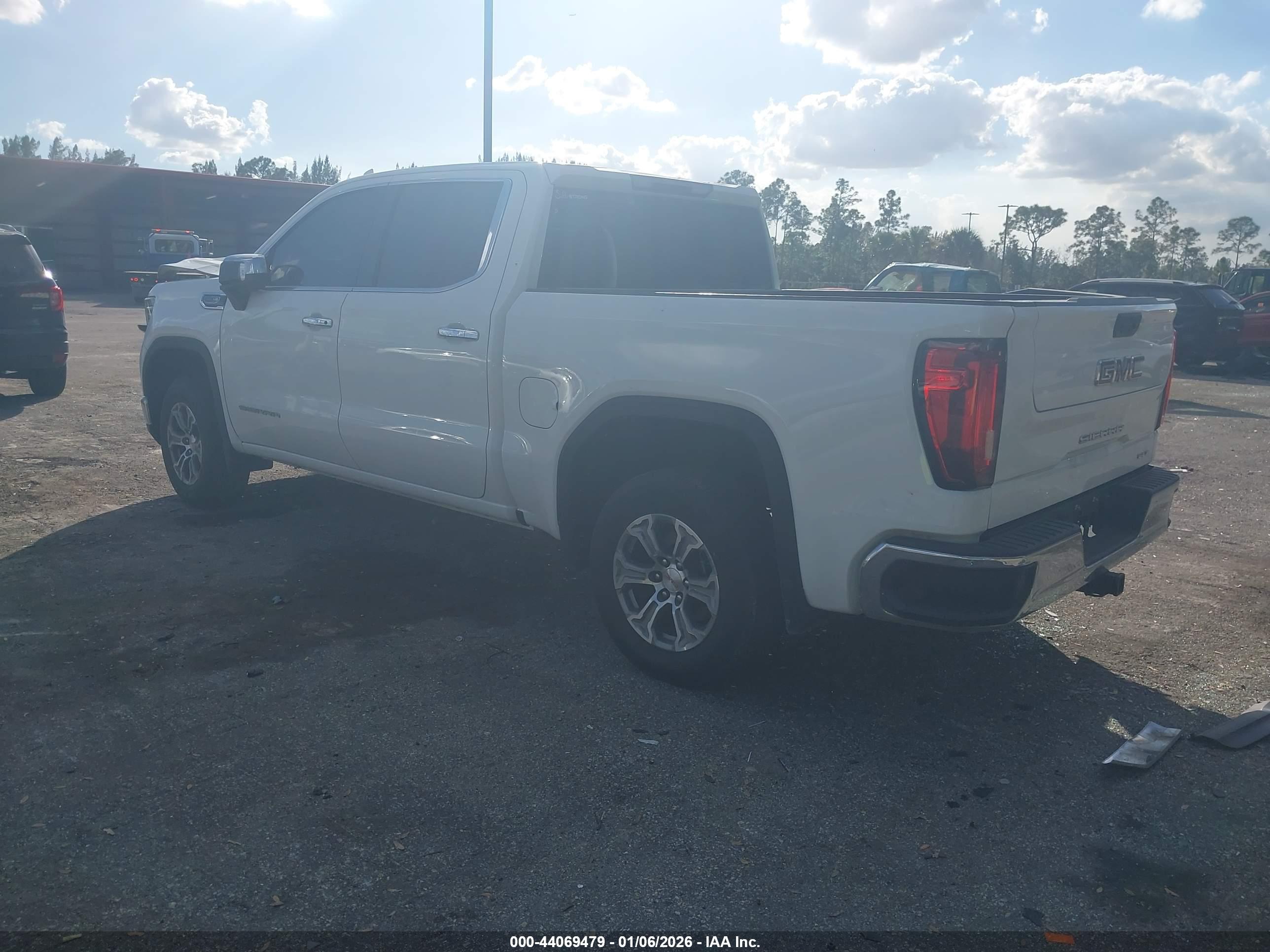 GMC SIERRA image 3