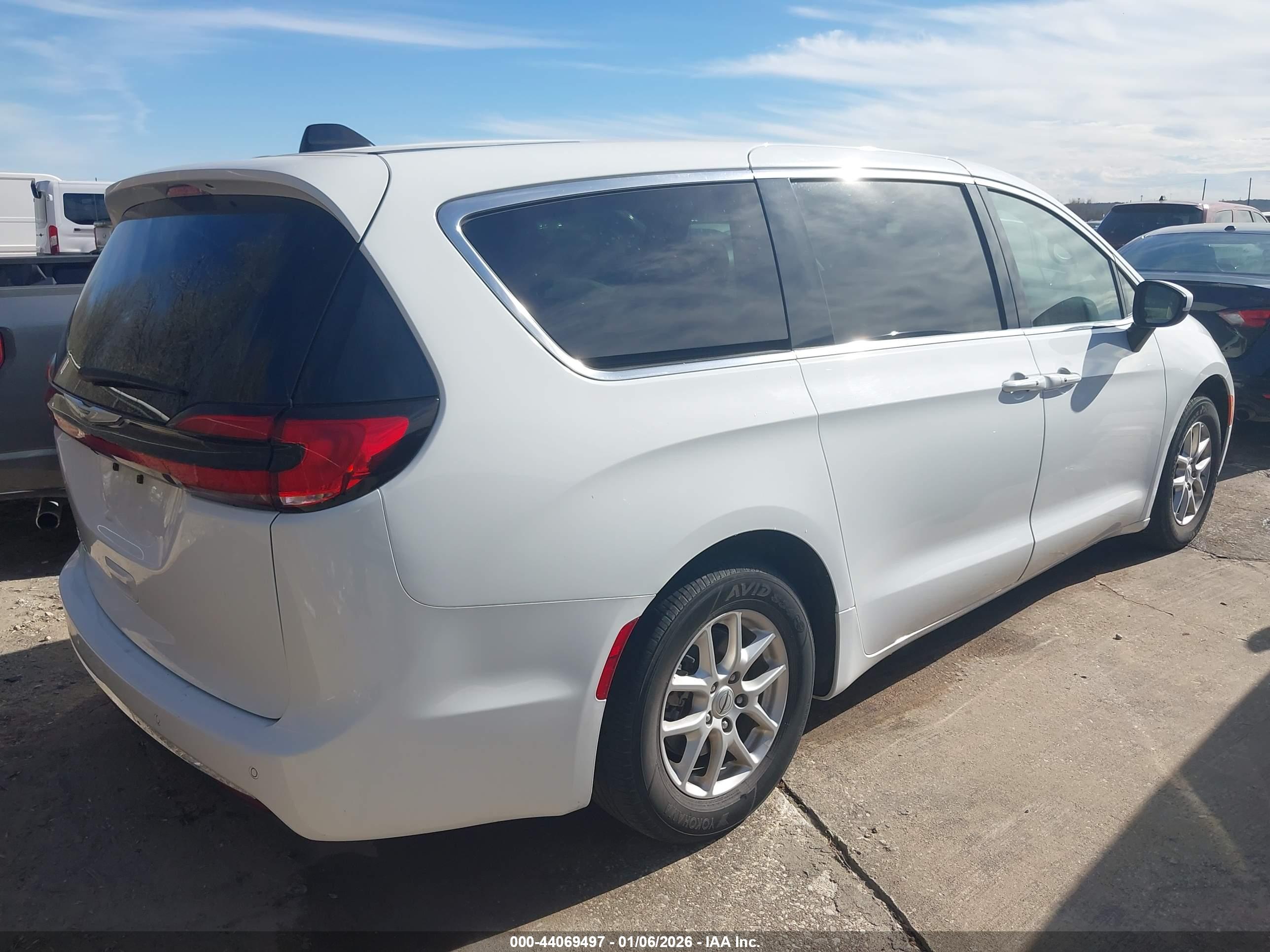 CHRYSLER PACIFICA image 4