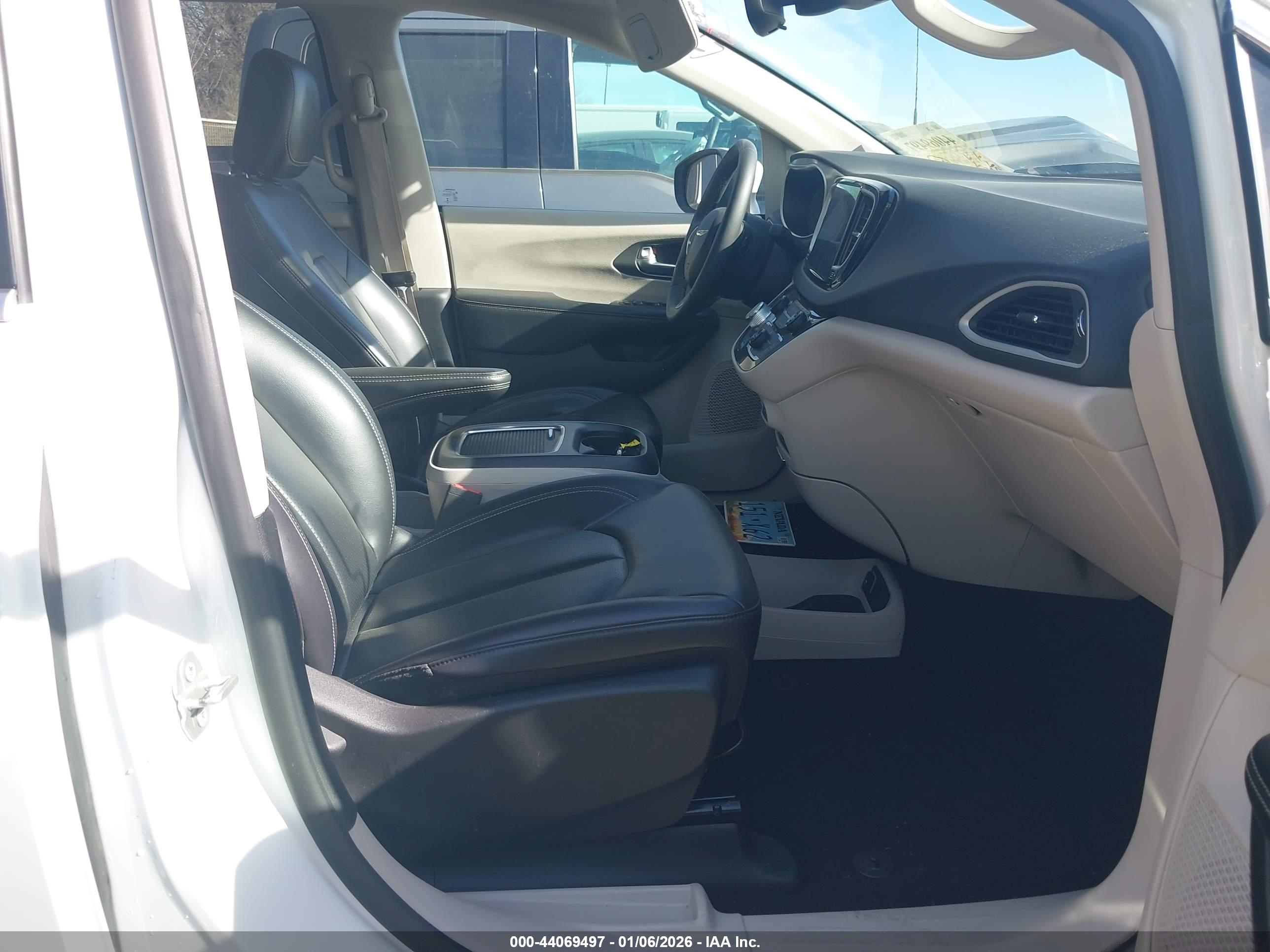 CHRYSLER PACIFICA image 5