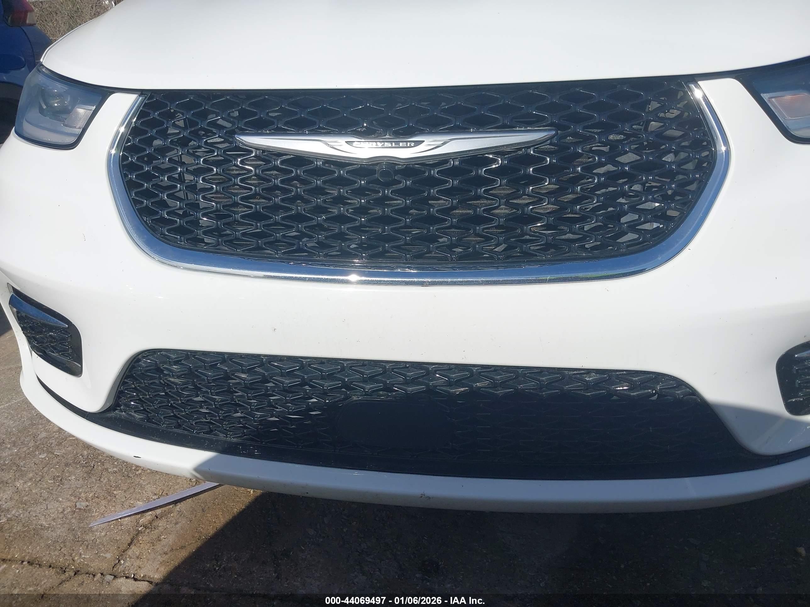 CHRYSLER PACIFICA image 6