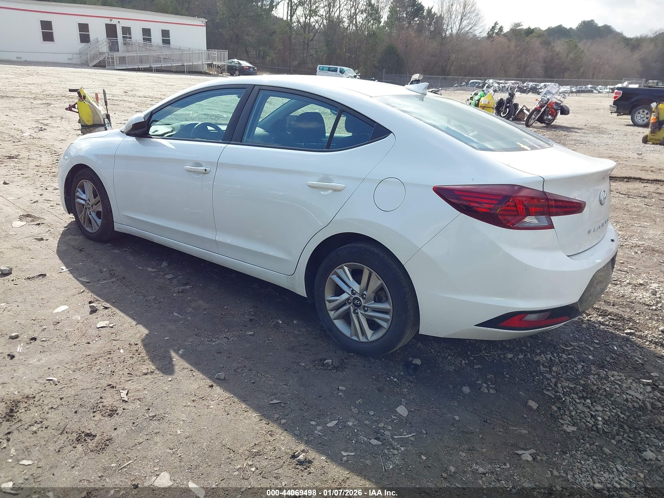 HYUNDAI ELANTRA image 3
