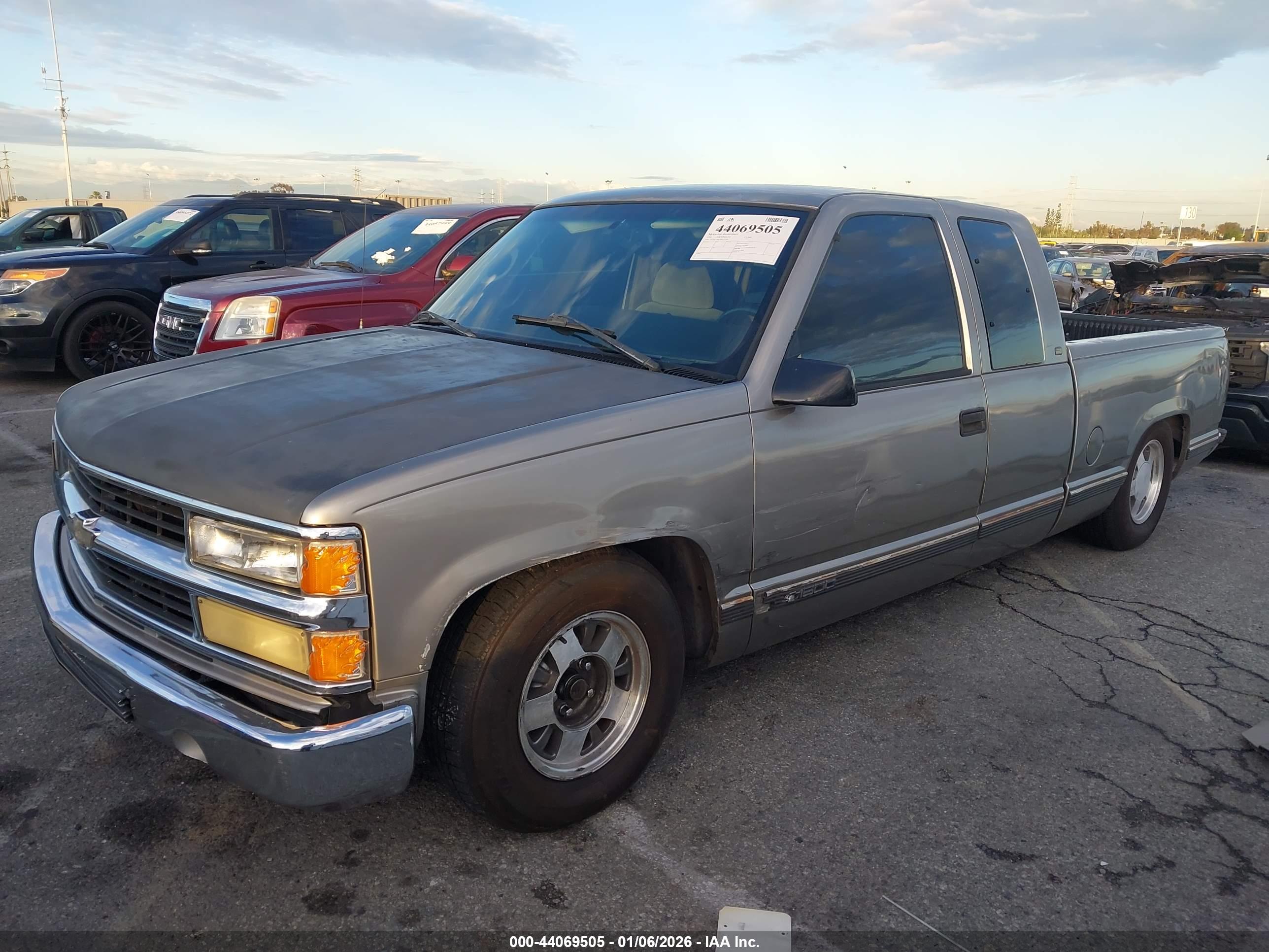 CHEVROLET C1500 image 2