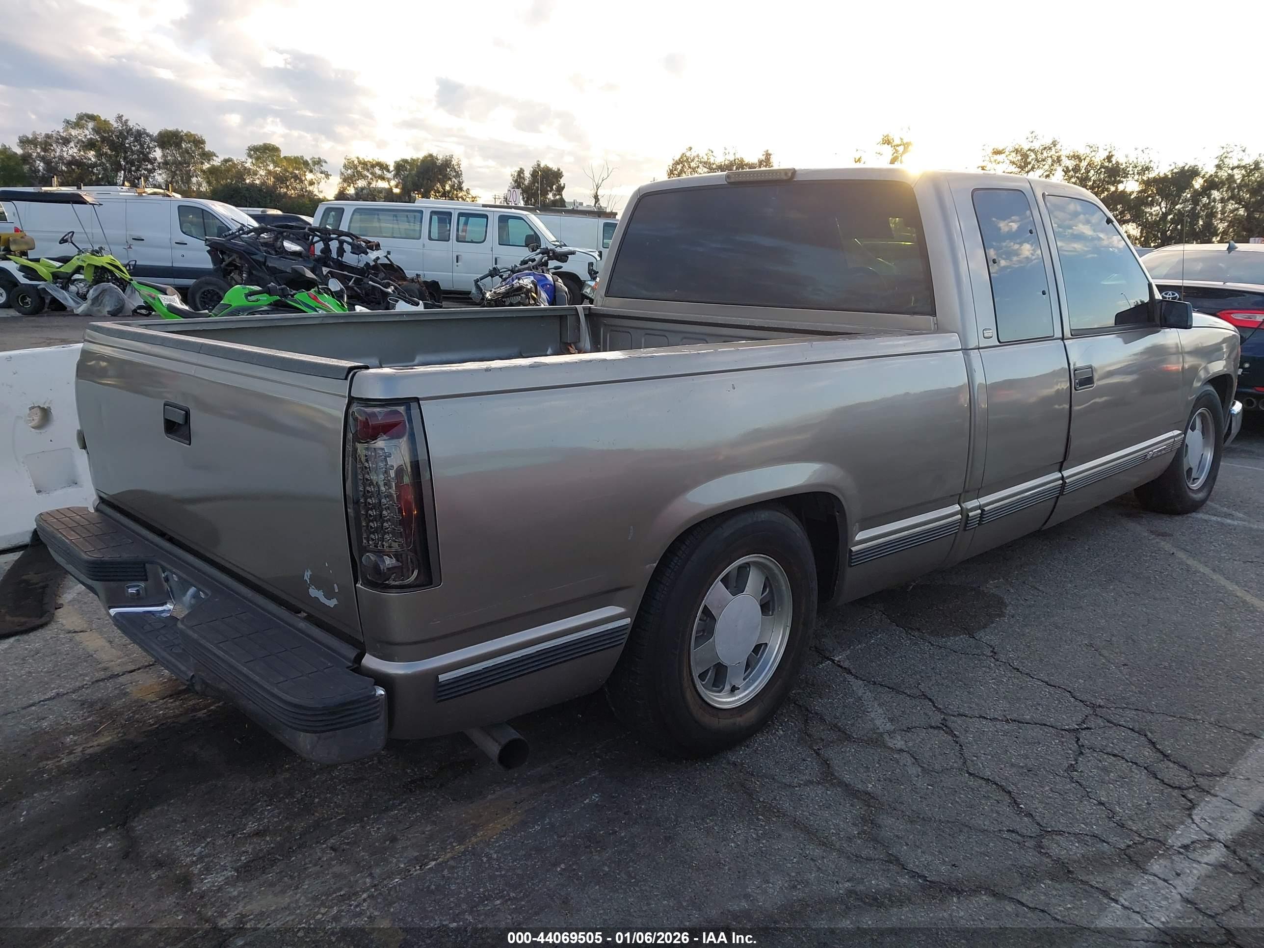 CHEVROLET C1500 image 4