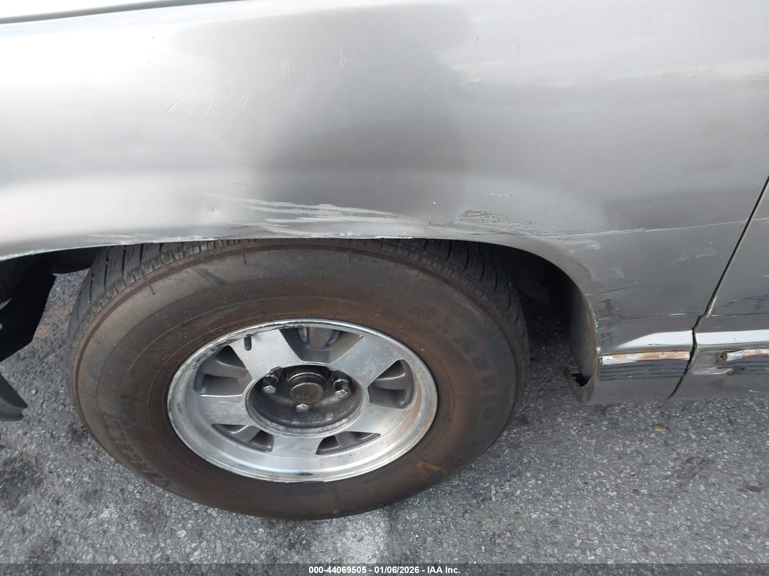 CHEVROLET C1500 image 6