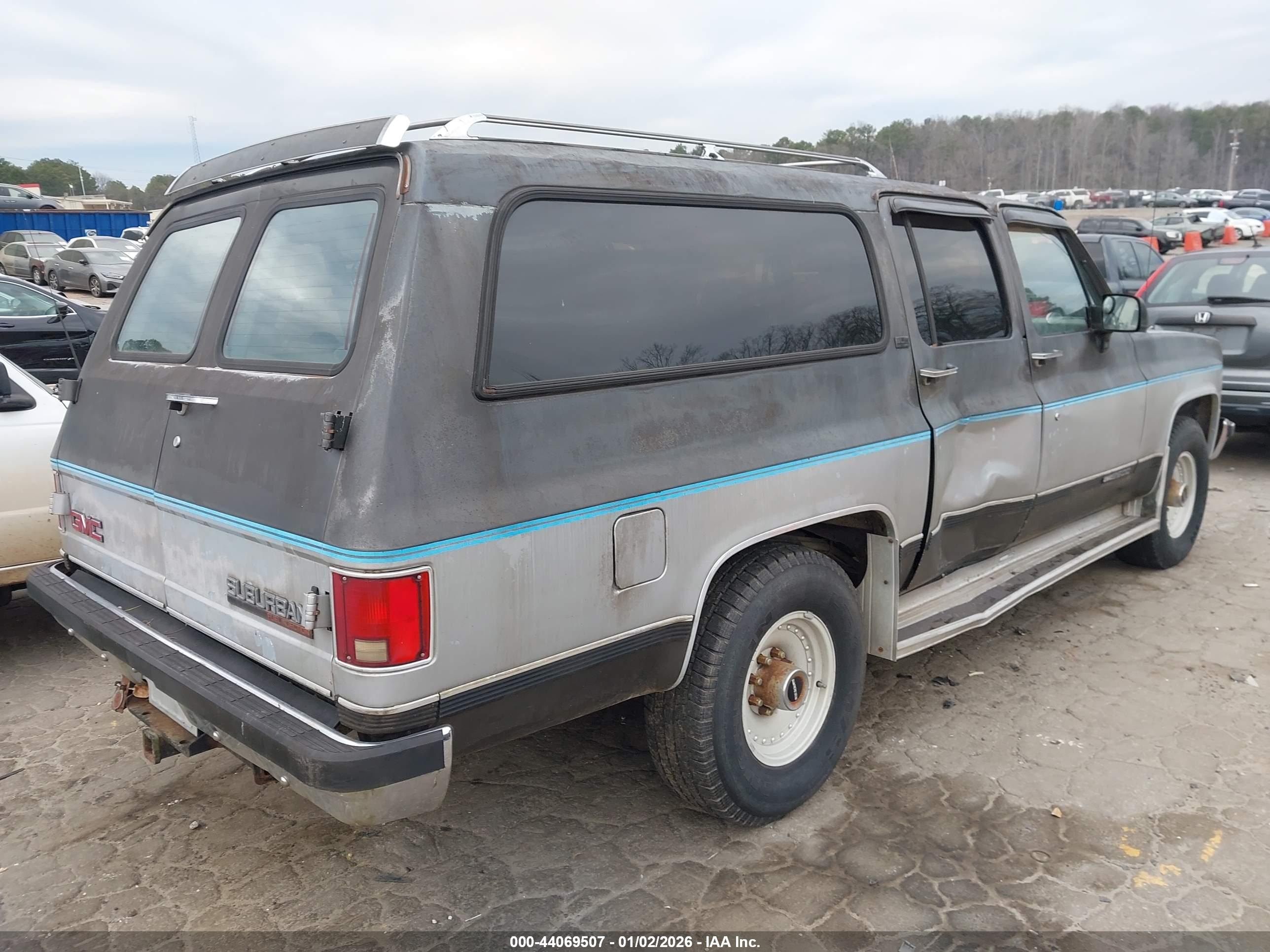 GMC SUBURBAN image 4