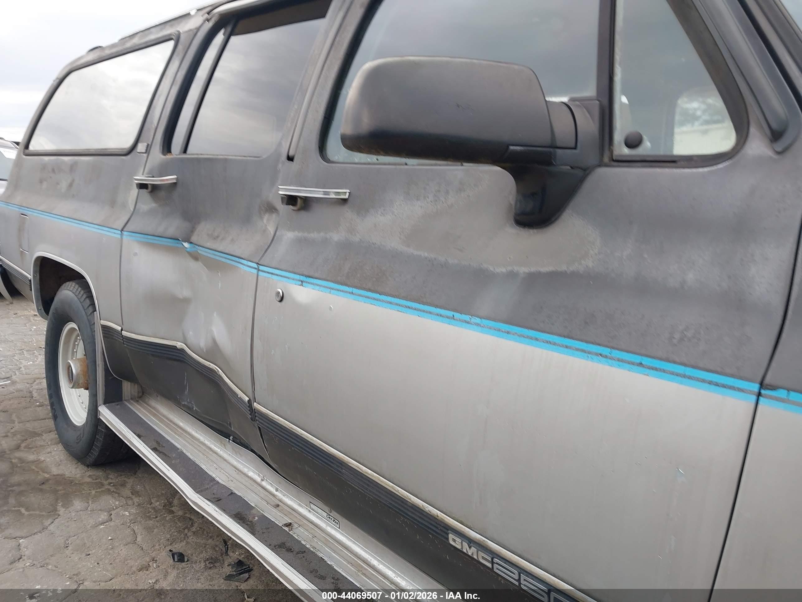 GMC SUBURBAN image 6