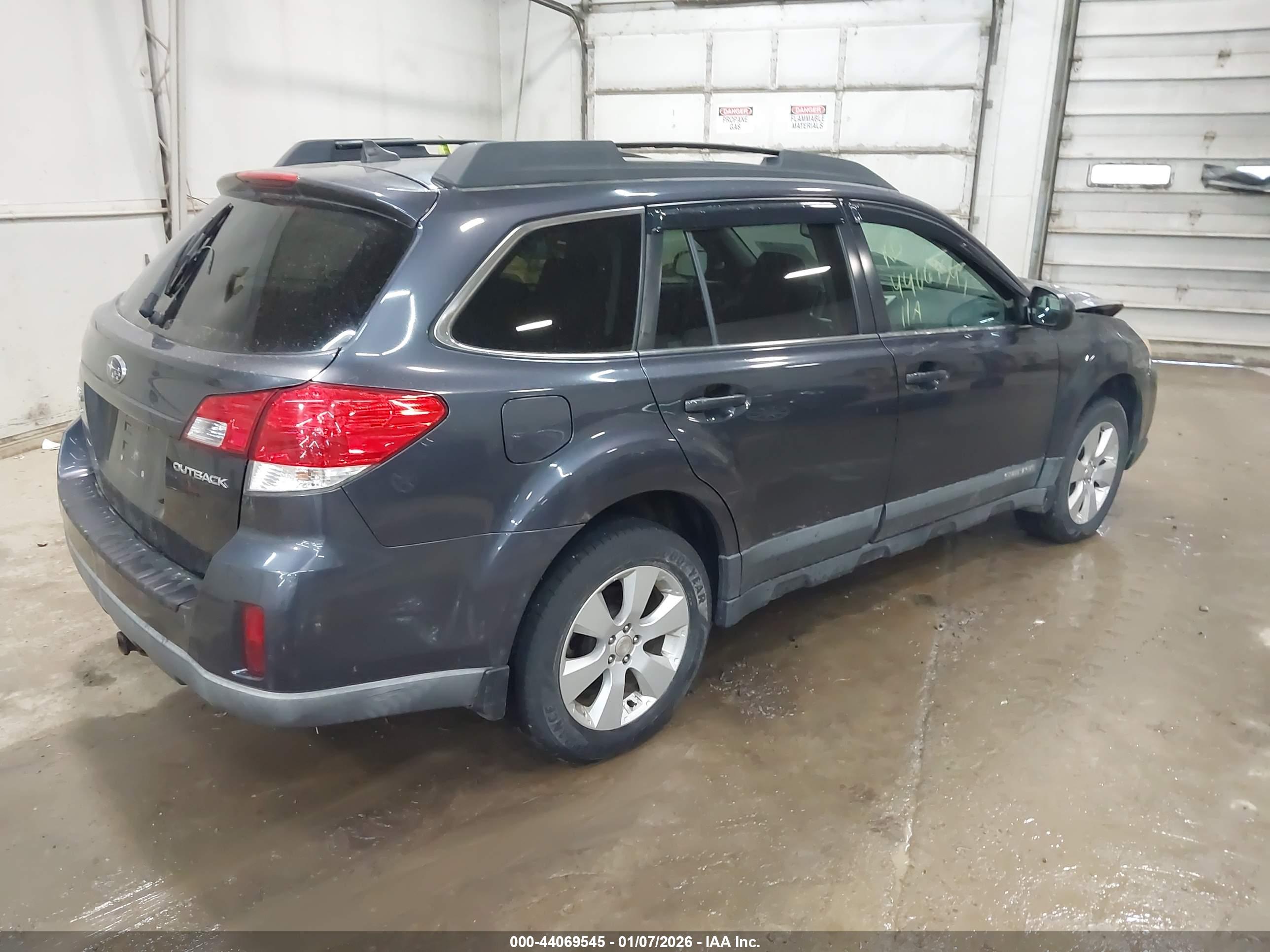 SUBARU OUTBACK image 4