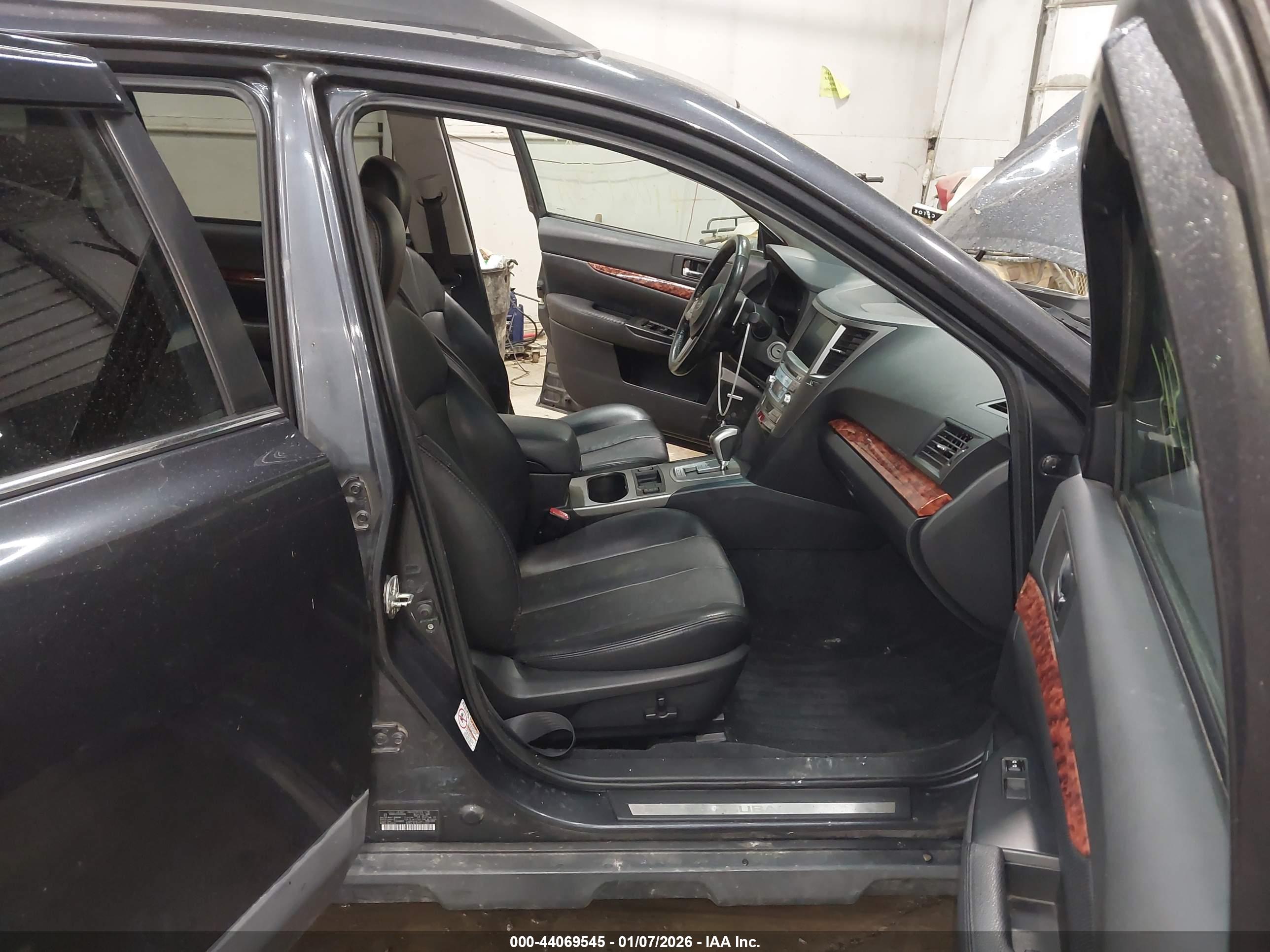 SUBARU OUTBACK image 5
