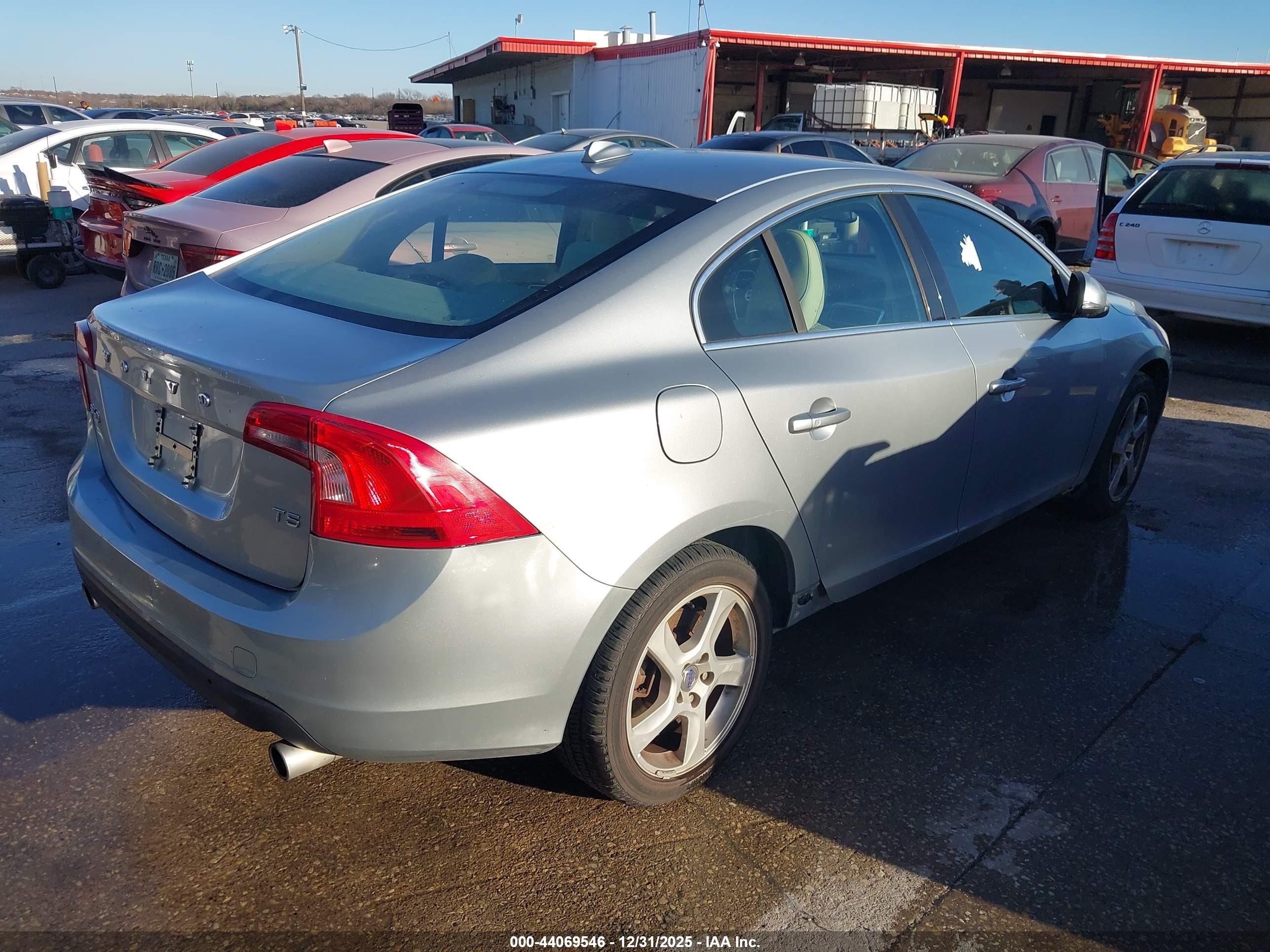 VOLVO S60 image 4