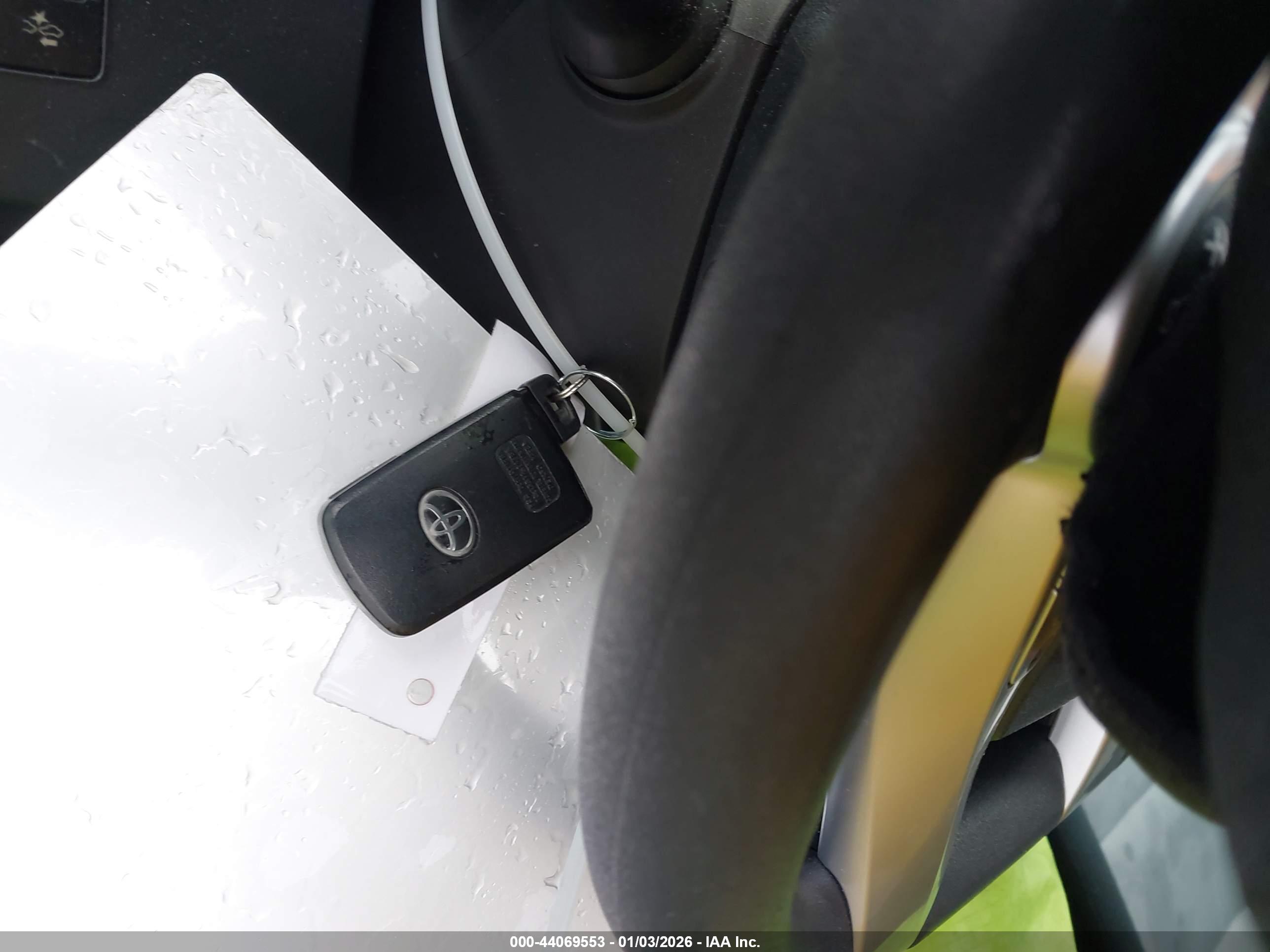 TOYOTA PRIUS image 11