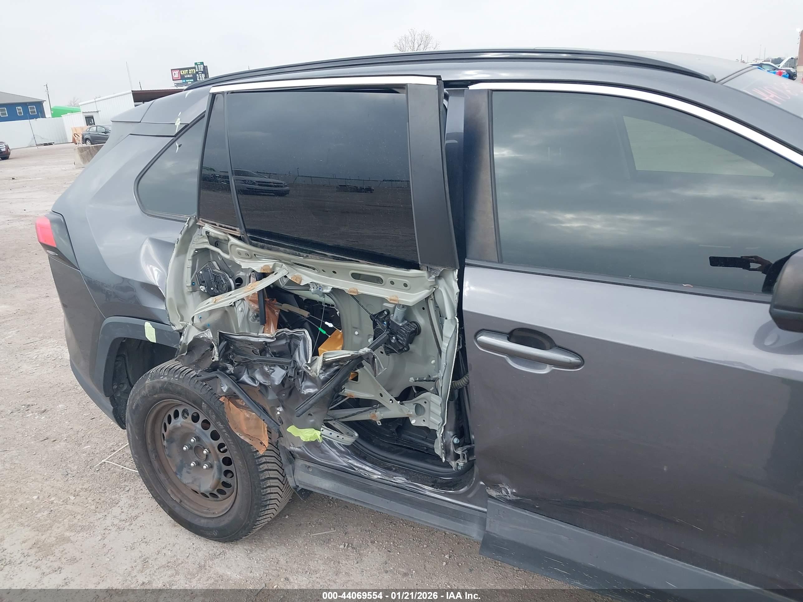 TOYOTA RAV4 image 6