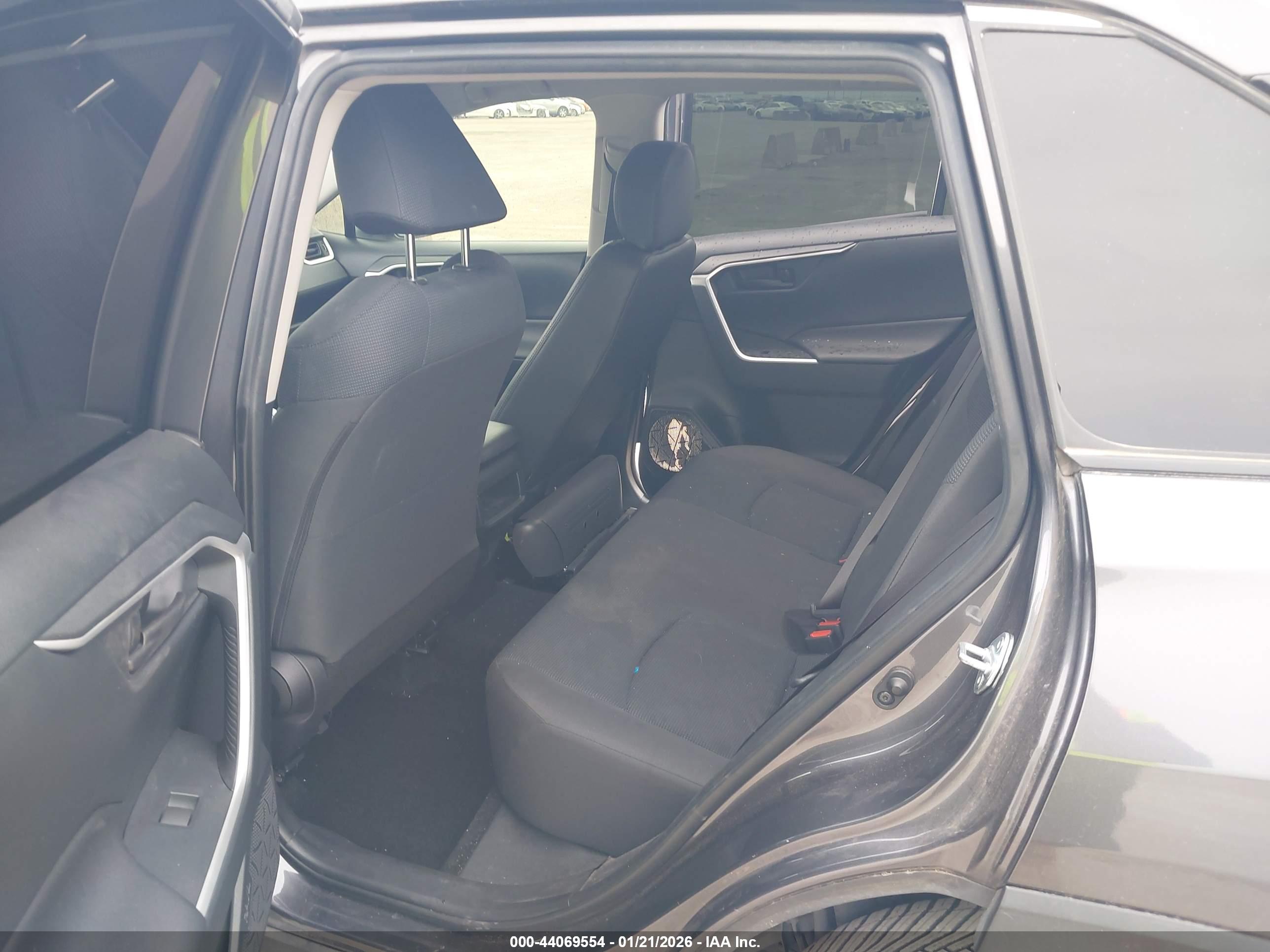 TOYOTA RAV4 image 8