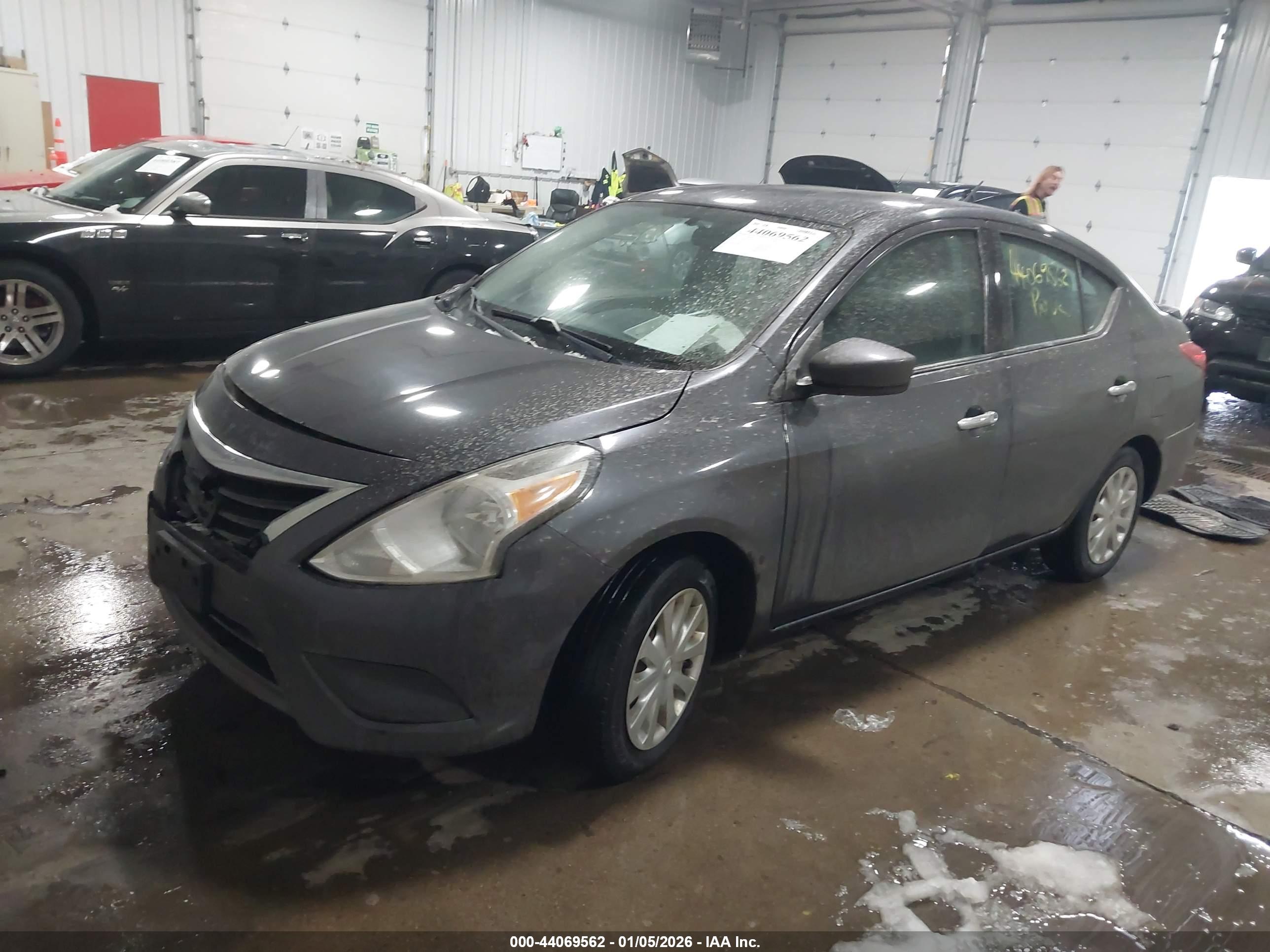 NISSAN VERSA image 2
