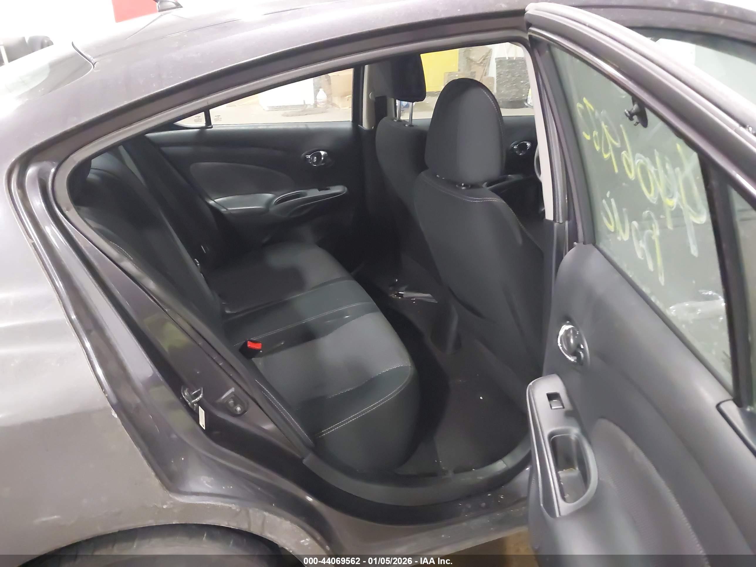 NISSAN VERSA image 8