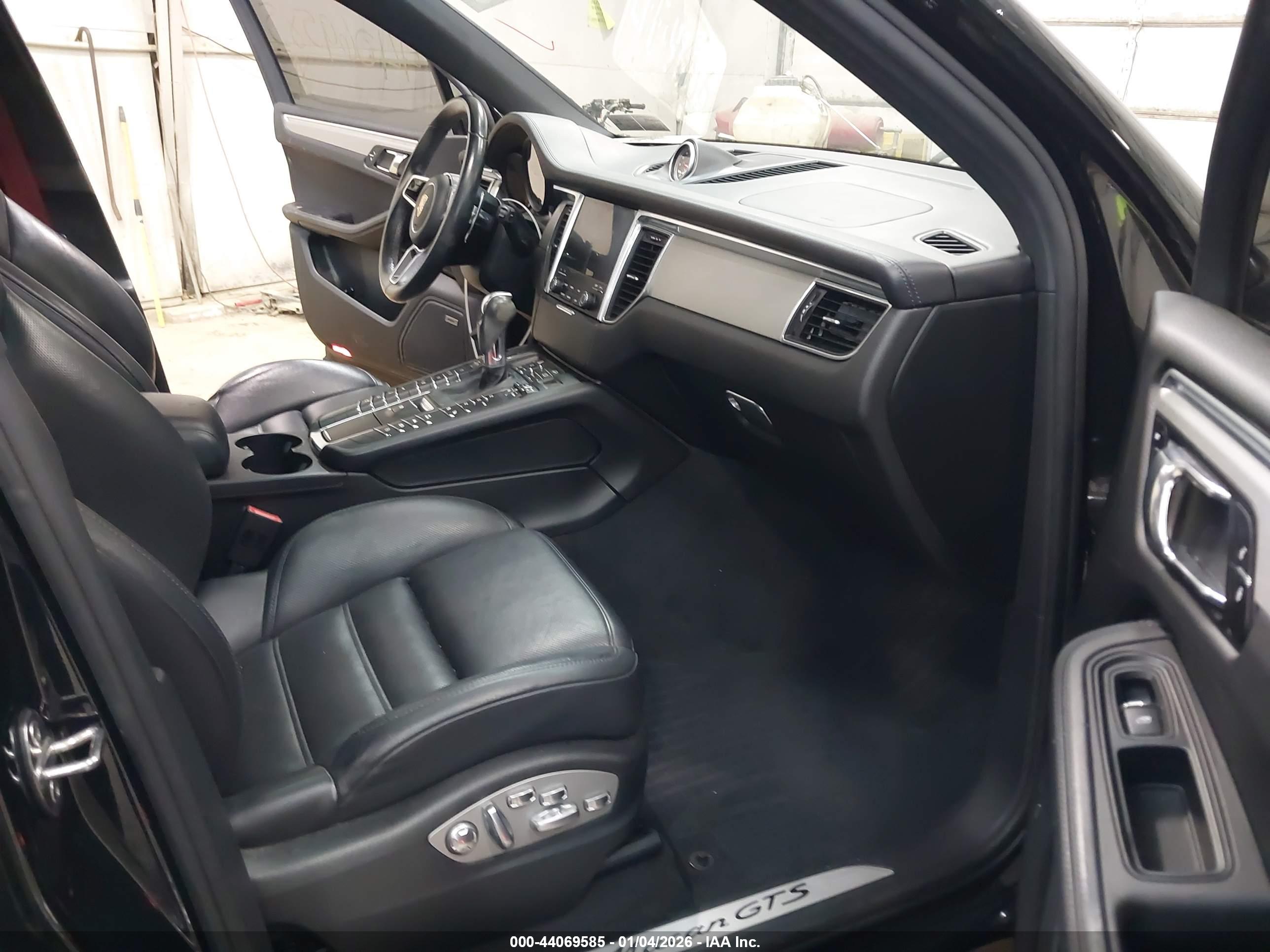 PORSCHE MACAN image 5